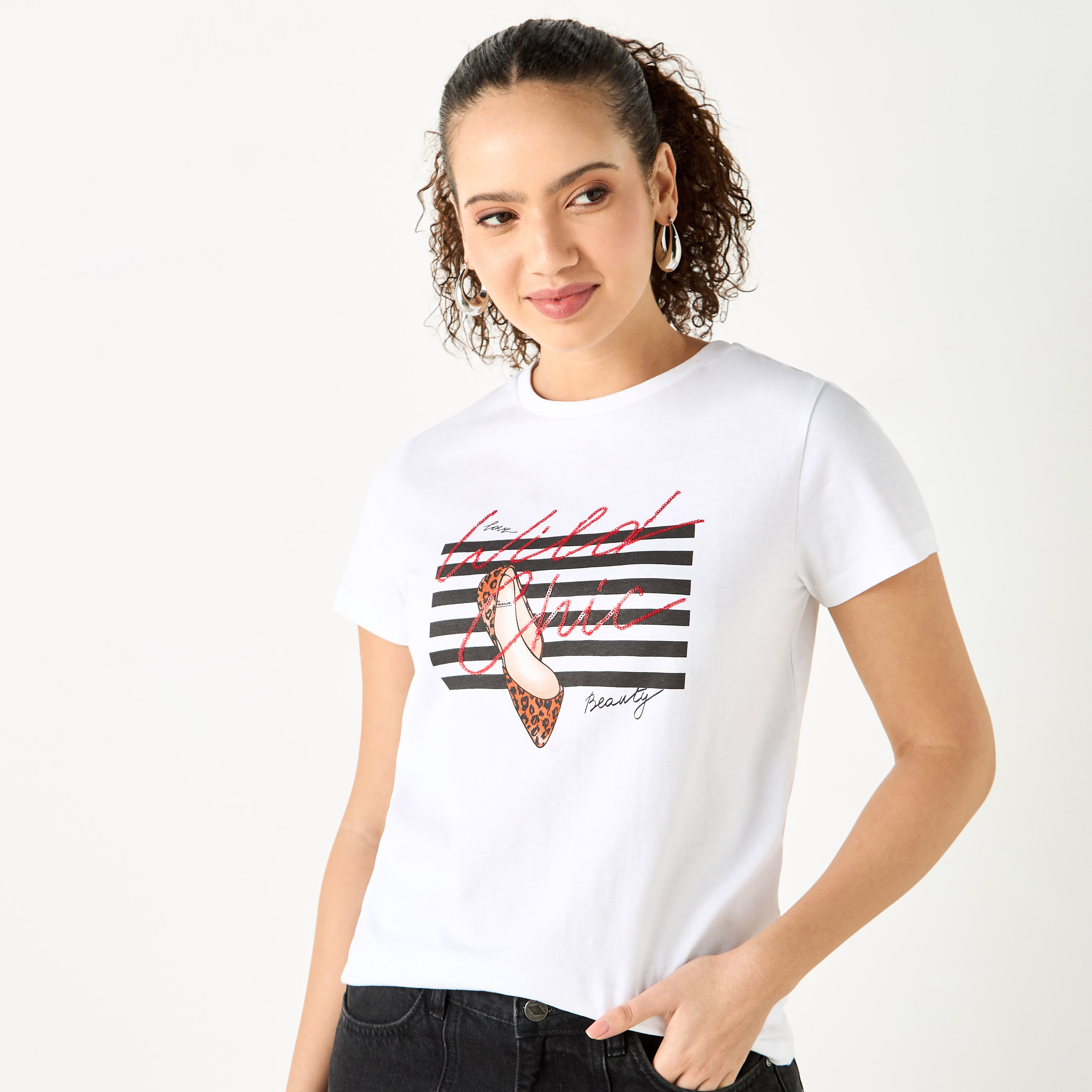 تيشيرت بياقة ضيقة وأكمام قصيرة وطبعات شعار-women-clothing-tshirts-image-5