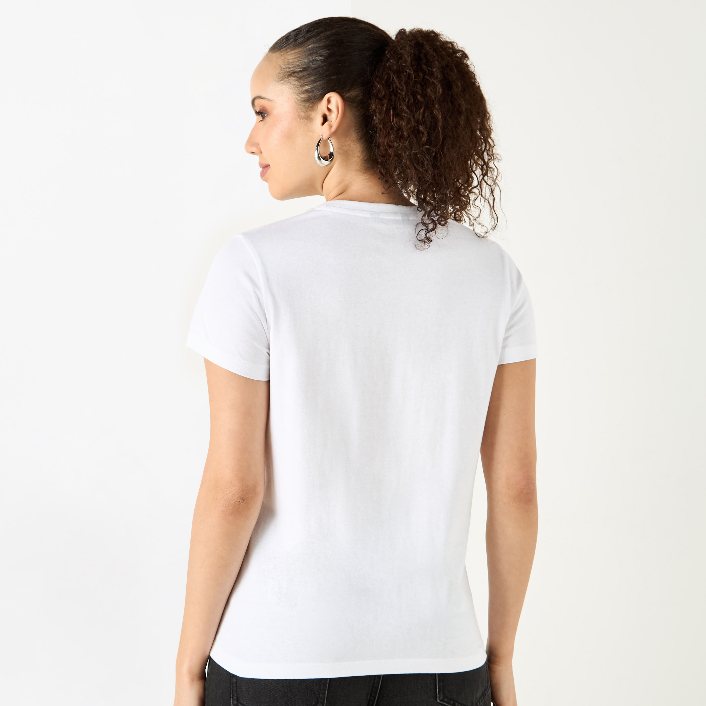 تيشيرت بياقة ضيقة وأكمام قصيرة وطبعات شعار-women-clothing-tshirts-image-7