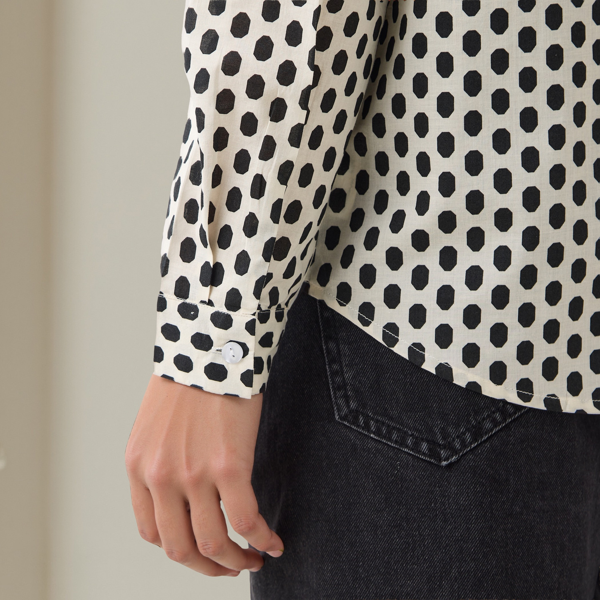 قميص قطن بياقة عادية وطبعات منقطة-women-clothing-shirtsandblouses-shirts-image-4