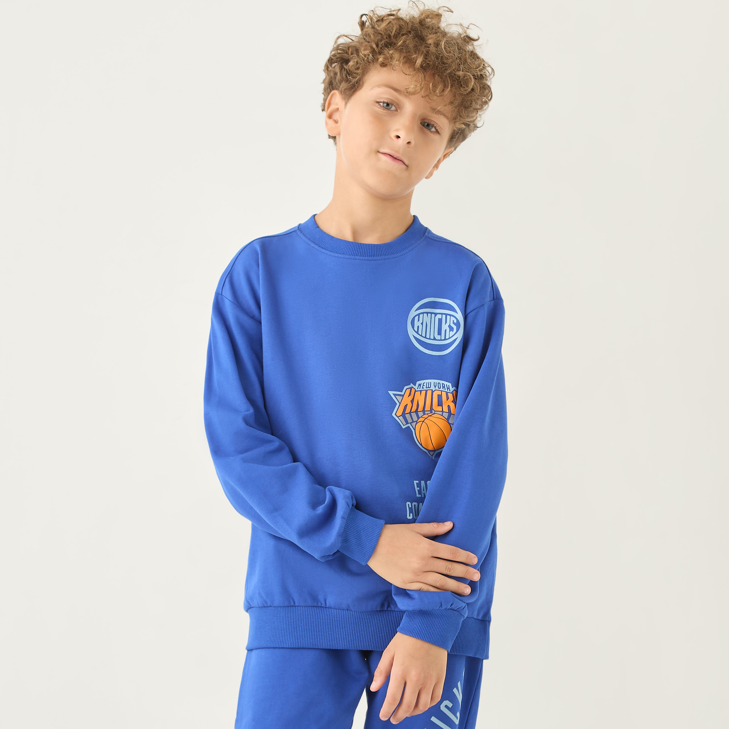 طقم بنطلون رياضي وسويت شيرت بطبعات-boys-clothing-setsandcoords-image-2