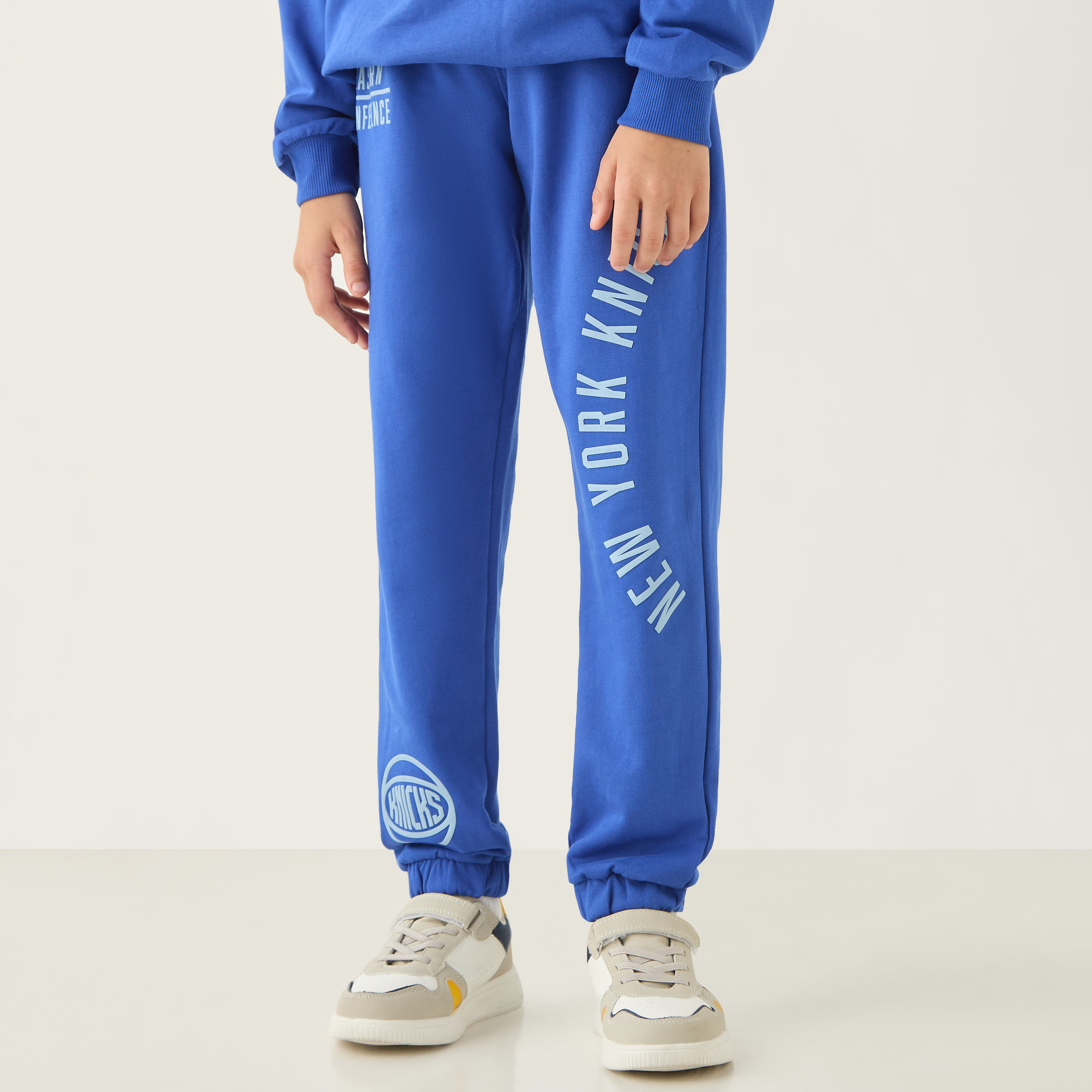 طقم بنطلون رياضي وسويت شيرت بطبعات-boys-clothing-setsandcoords-image-3