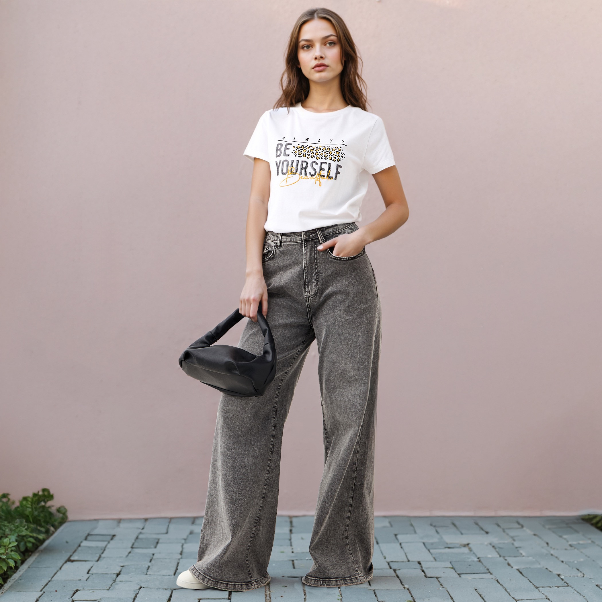 تيشيرت بياقة ضيقة وطبعات جرافيك-women-clothing-tshirts-image-2