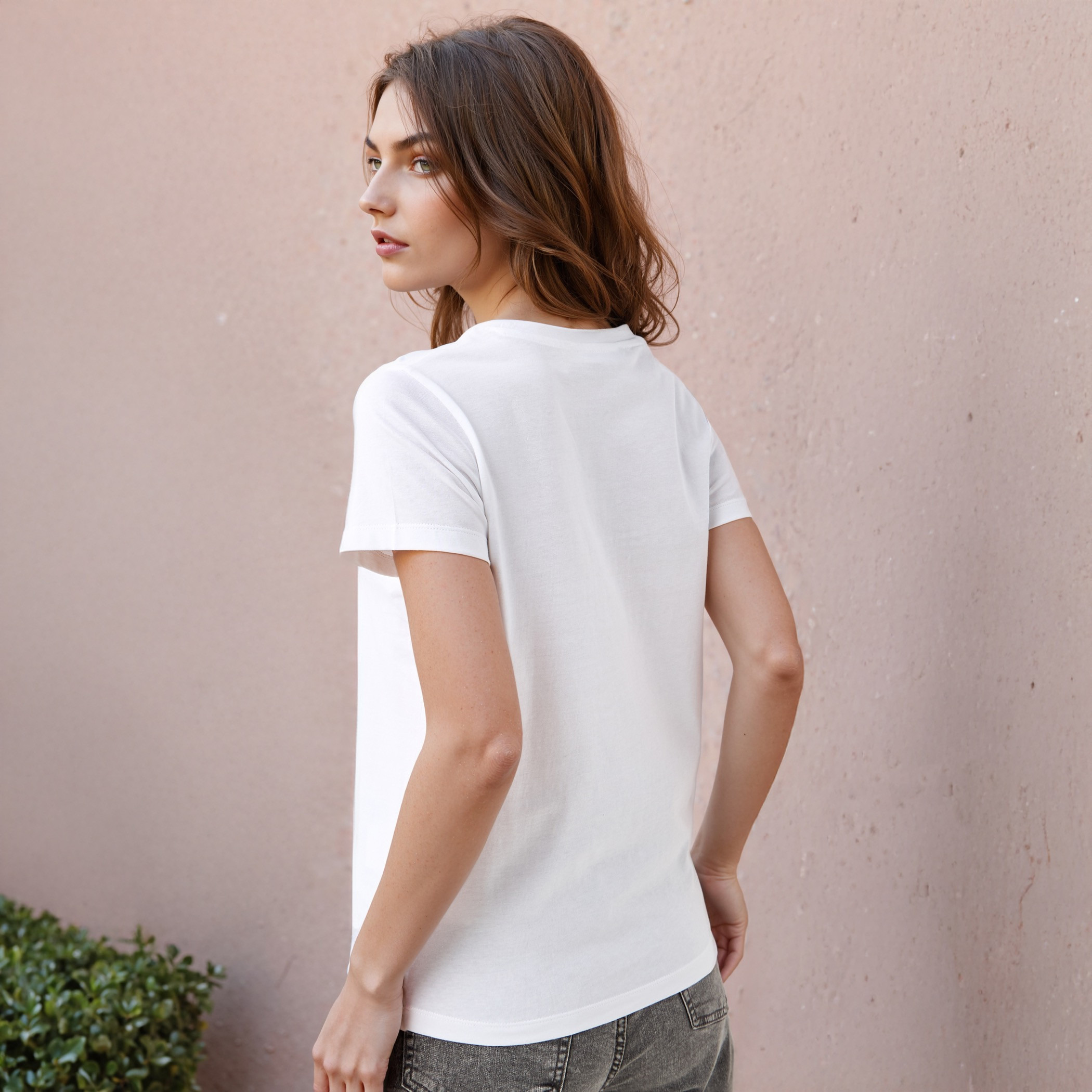 تيشيرت بياقة ضيقة وطبعات جرافيك-women-clothing-tshirts-image-3