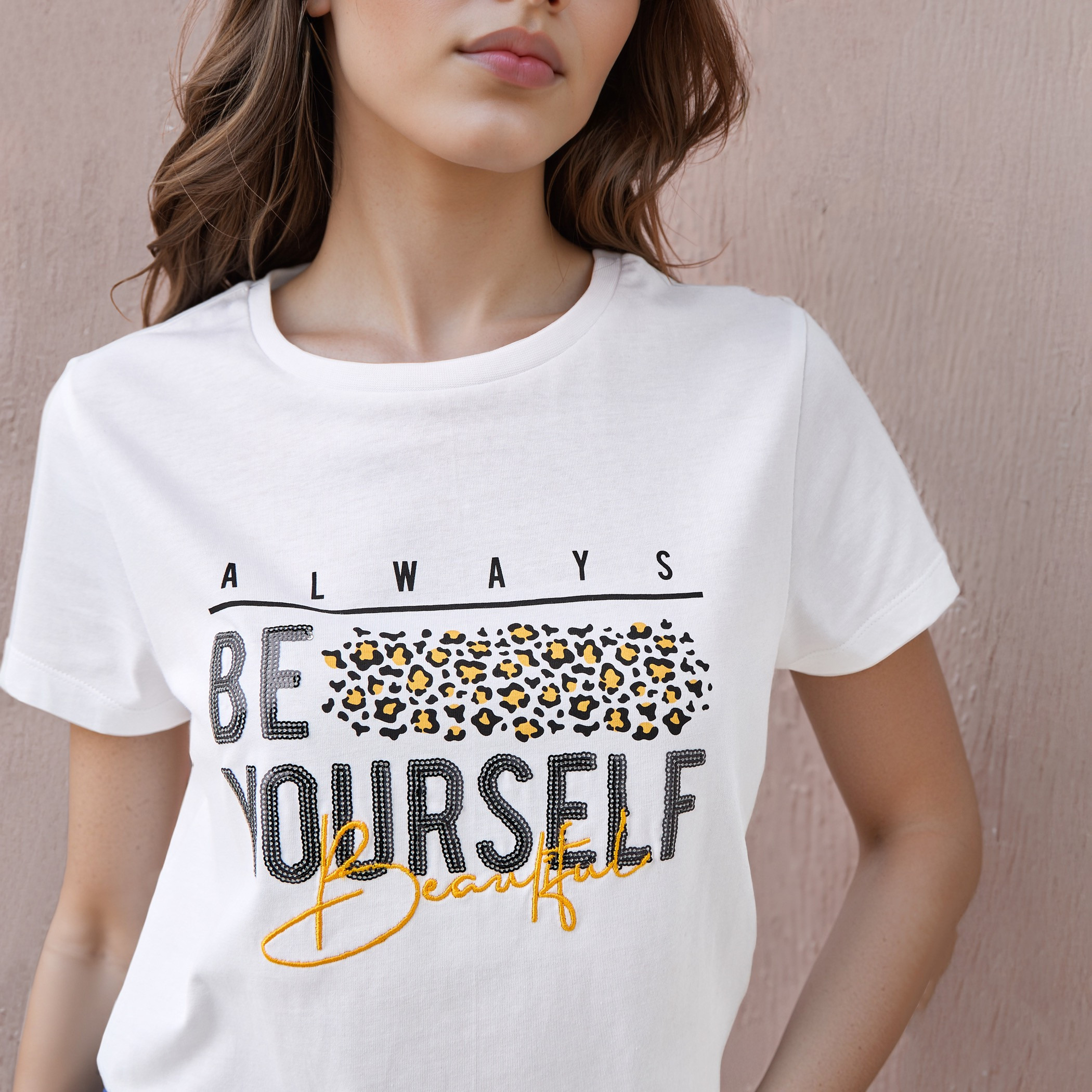 تيشيرت بياقة ضيقة وطبعات جرافيك-women-clothing-tshirts-image-4