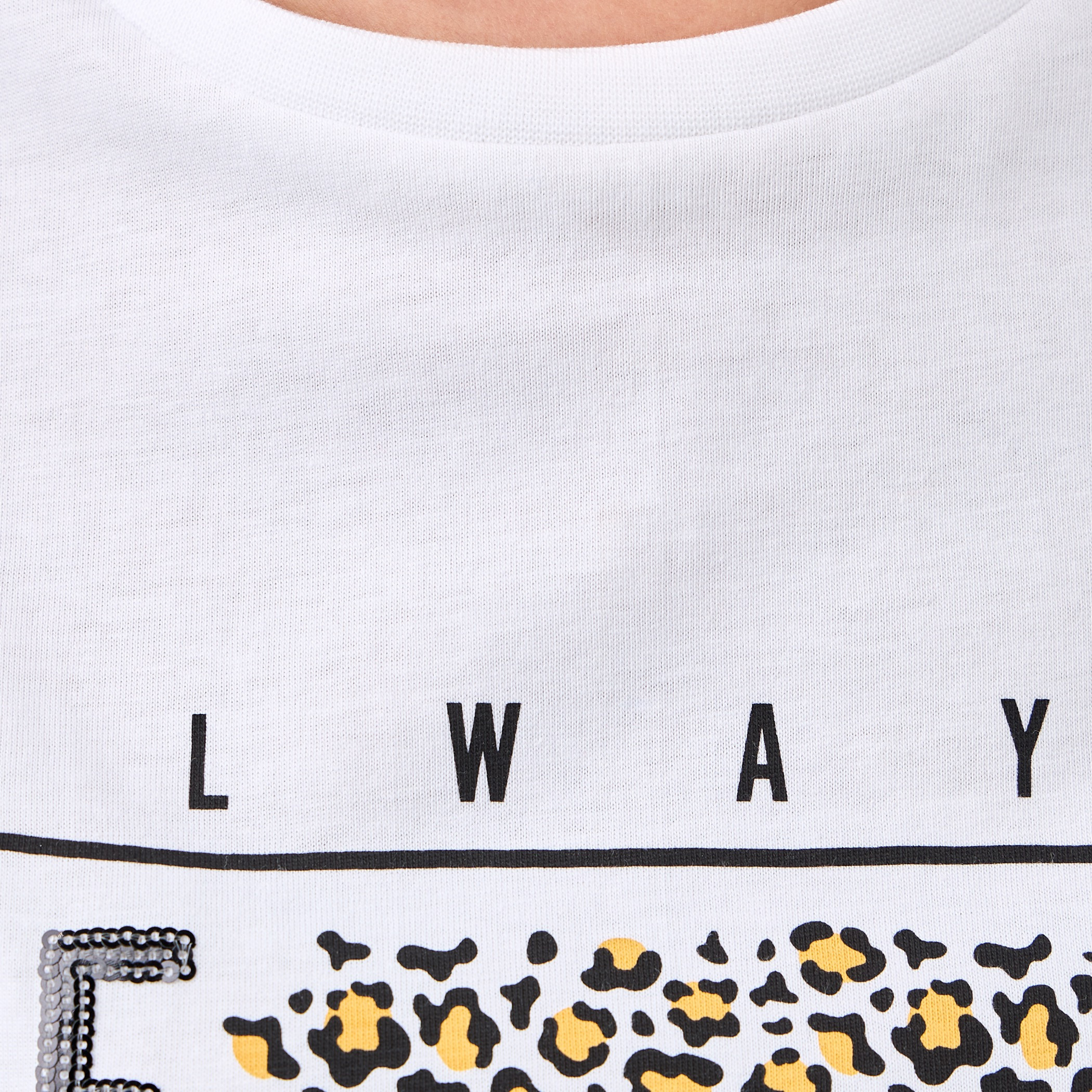 تيشيرت بياقة ضيقة وطبعات جرافيك-women-clothing-tshirts-image-5