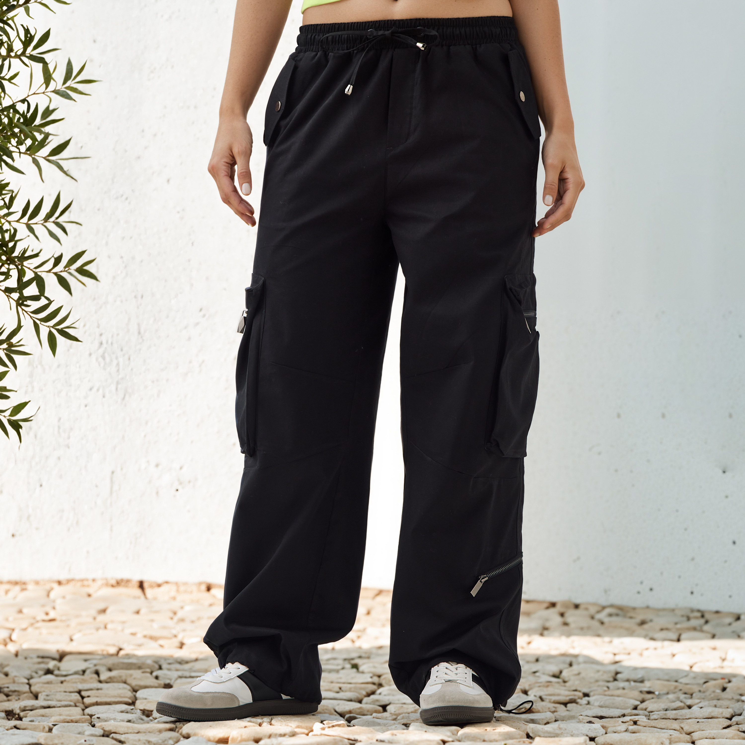 بنطلون كارجو بجيوب بسحاب ورباط إغلاق-women-clothing-bottoms-trousers-image-1