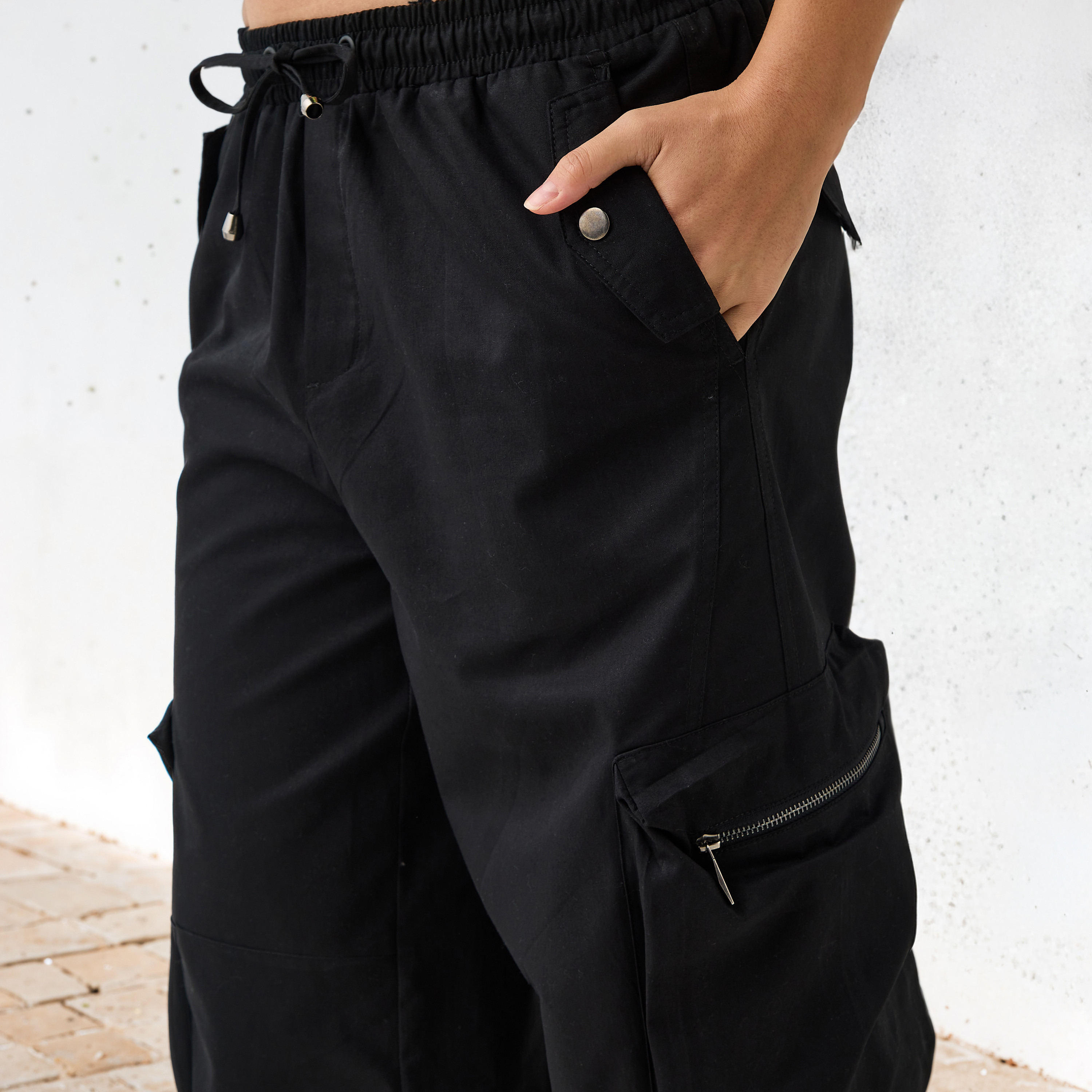 بنطلون كارجو بجيوب بسحاب ورباط إغلاق-women-clothing-bottoms-trousers-image-4