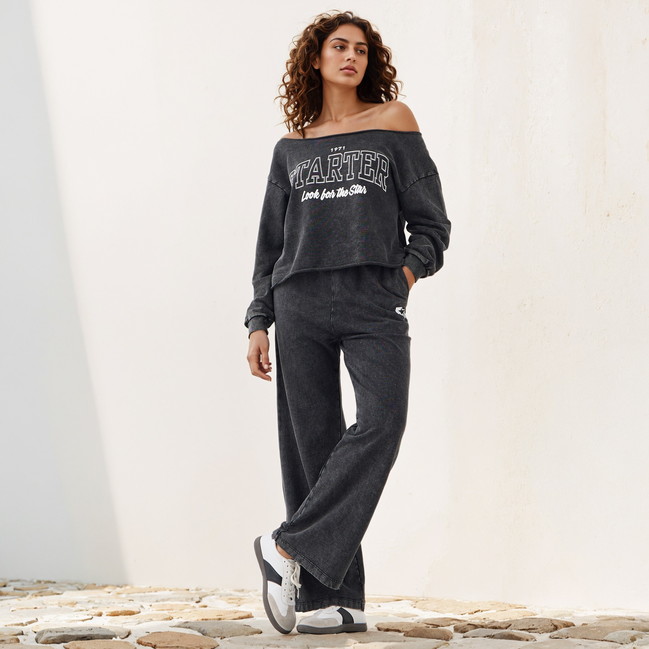 سويت شيرت قصير بطبعات وياقة عميقة وأكمام طويلة-women-winterwear-hoodiesandsweatshirts-sweatshirts-image-2