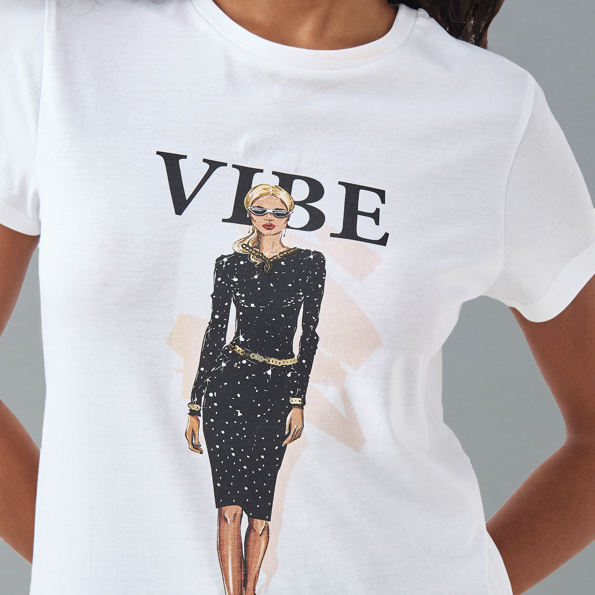 تيشيرت بياقة ضيقة وطبعات-women-clothing-tshirts-image-4
