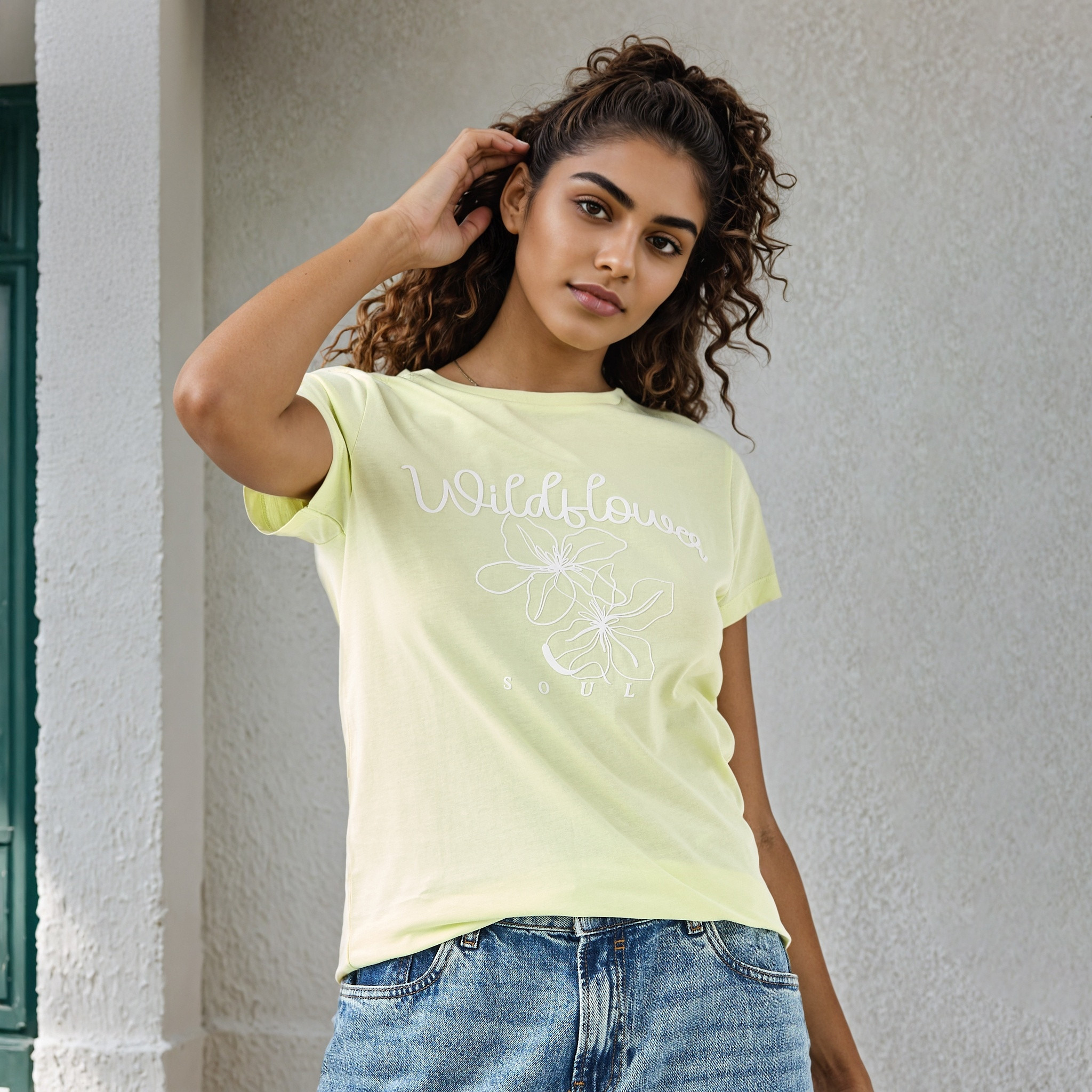 تيشيرت بياقة ضيقة وطبعات زهرية-women-clothing-tshirts-image-1