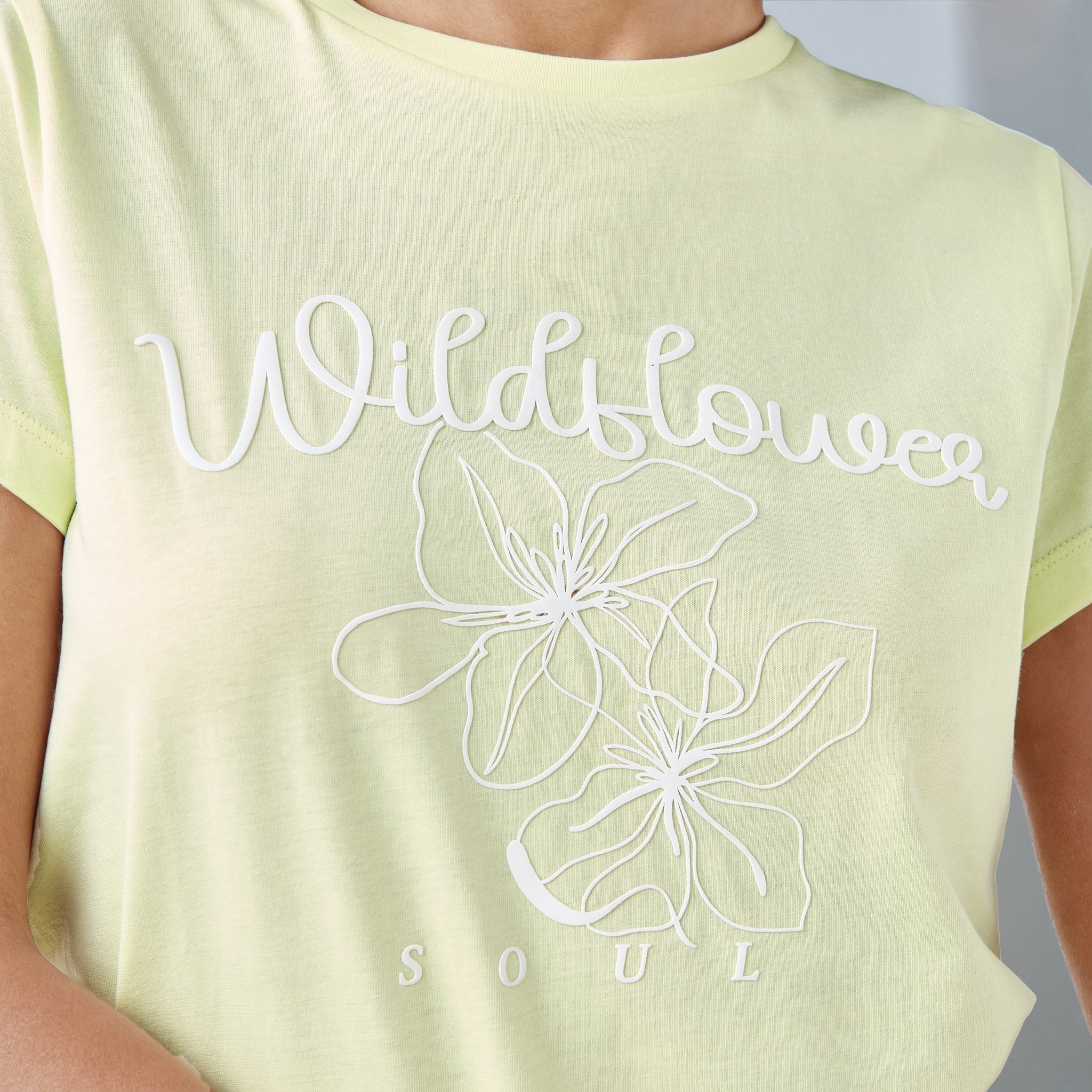 تيشيرت بياقة ضيقة وطبعات زهرية-women-clothing-tshirts-image-4