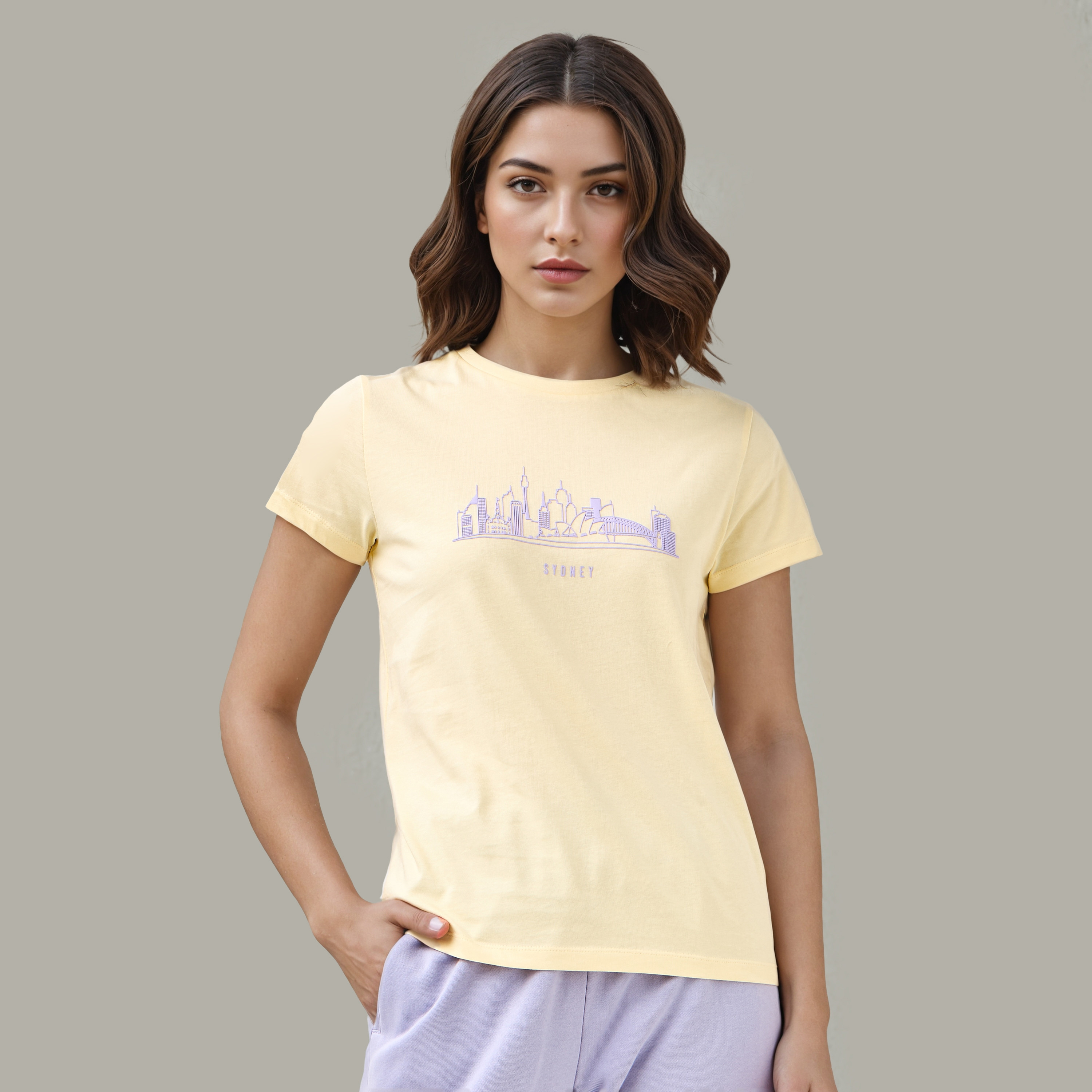 تيشيرت بياقة ضيقة وطبعات جرافيك-women-clothing-tshirts-image-1