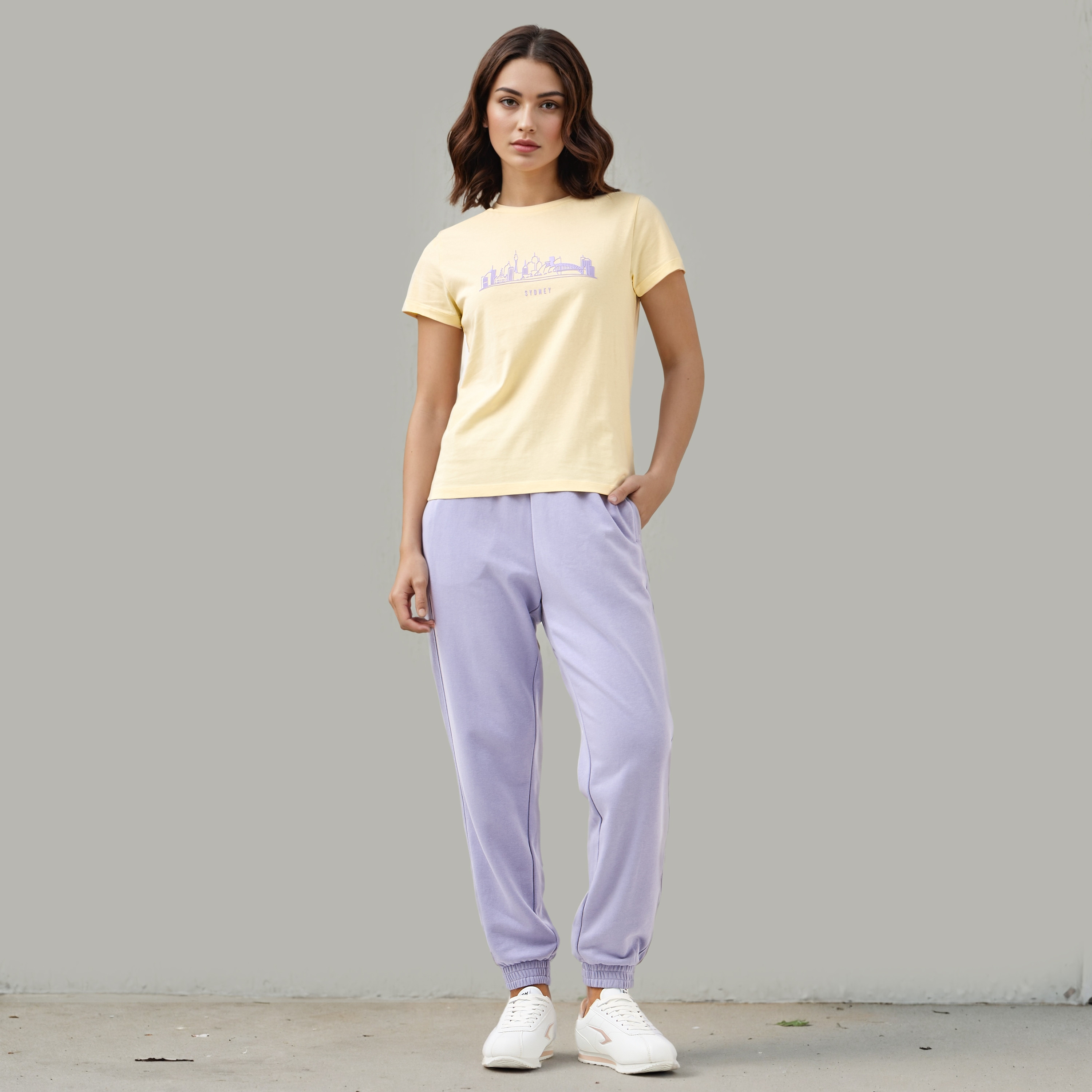 تيشيرت بياقة ضيقة وطبعات جرافيك-women-clothing-tshirts-image-2