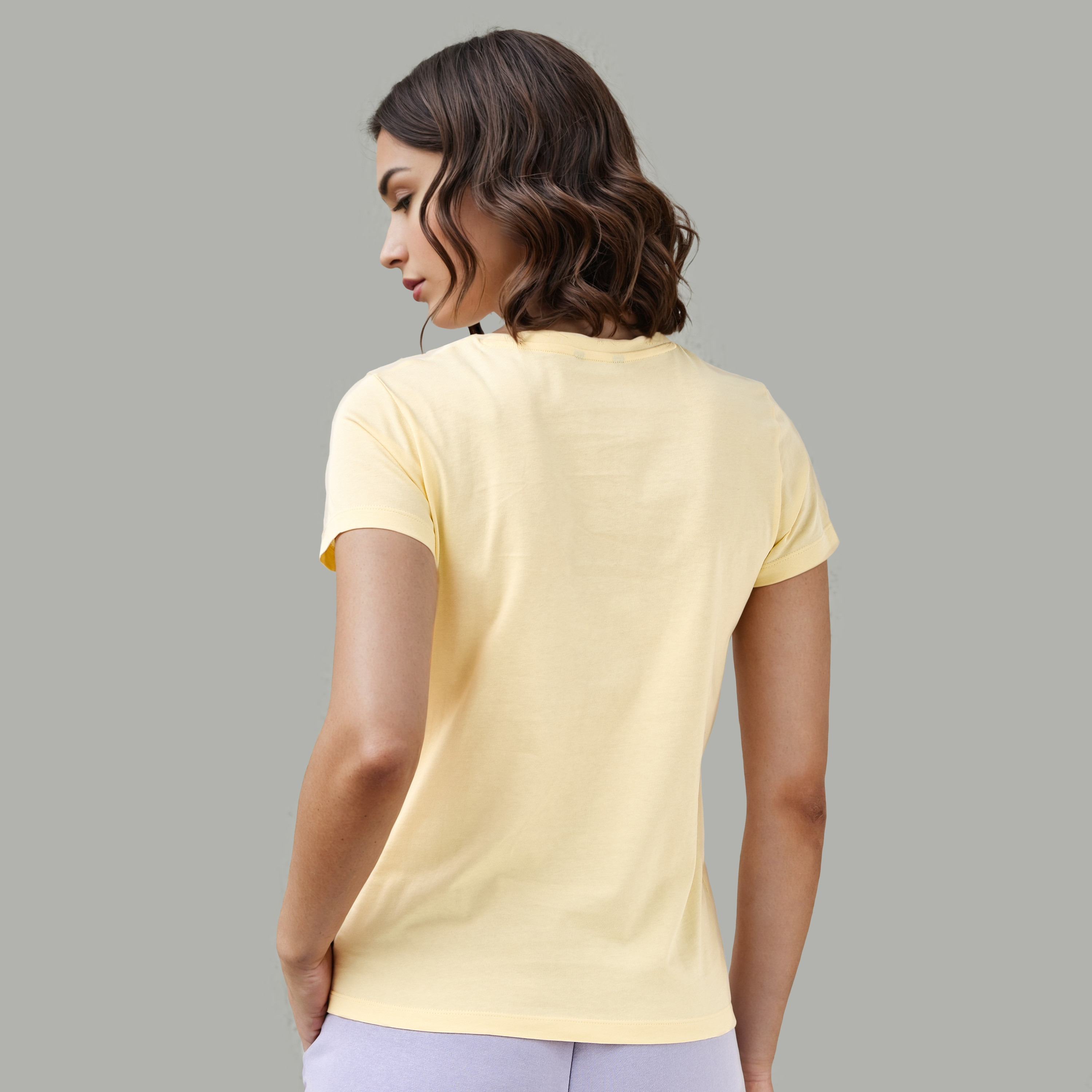 تيشيرت بياقة ضيقة وطبعات جرافيك-women-clothing-tshirts-image-3