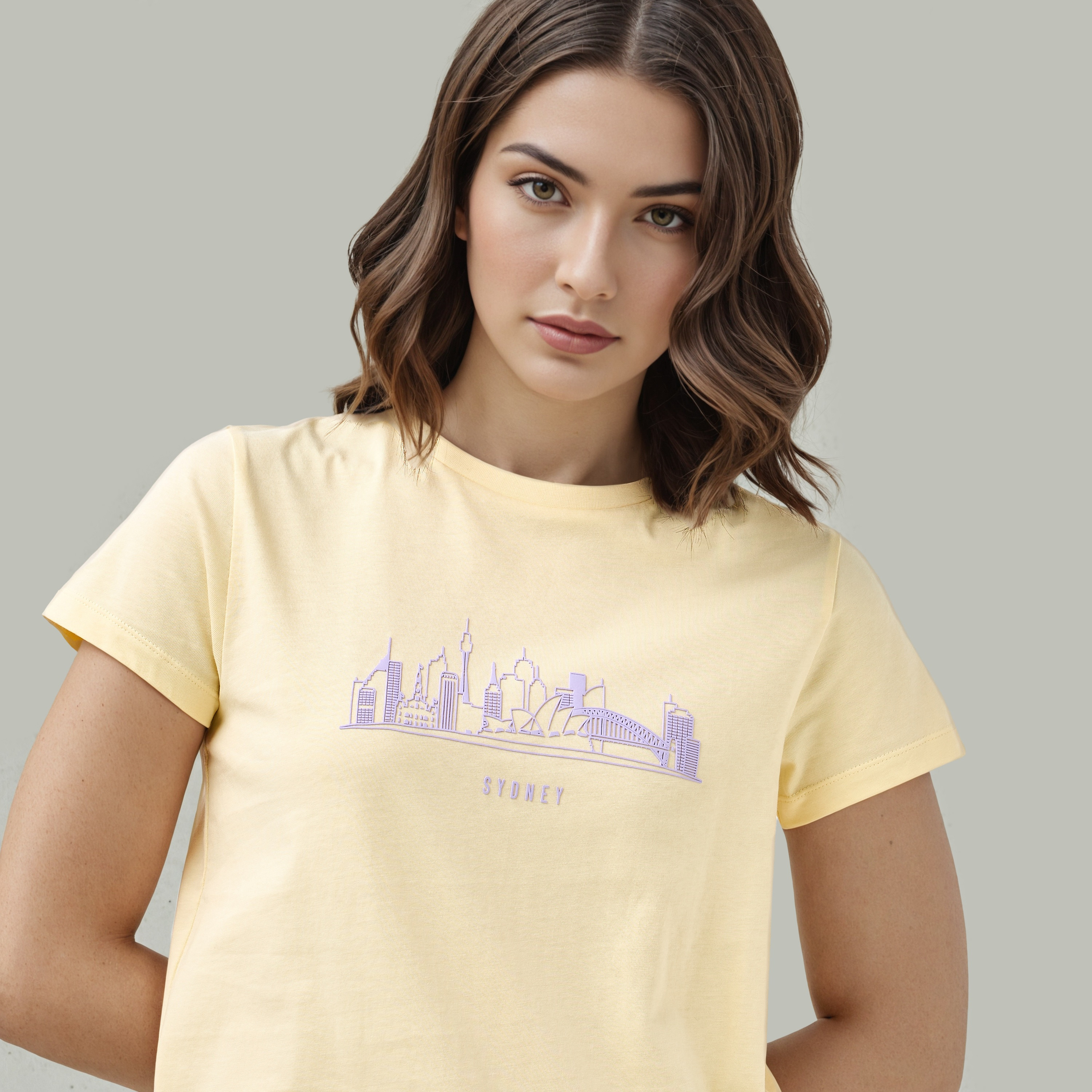 تيشيرت بياقة ضيقة وطبعات جرافيك-women-clothing-tshirts-image-4