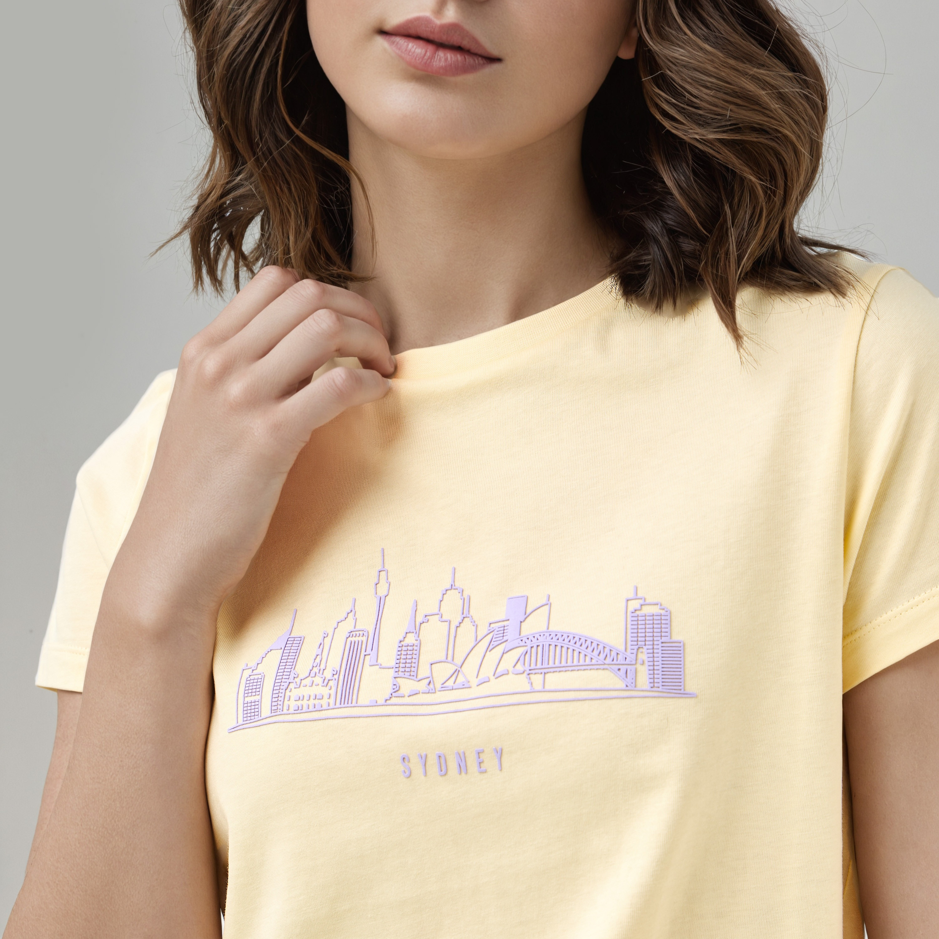 تيشيرت بياقة ضيقة وطبعات جرافيك-women-clothing-tshirts-image-5