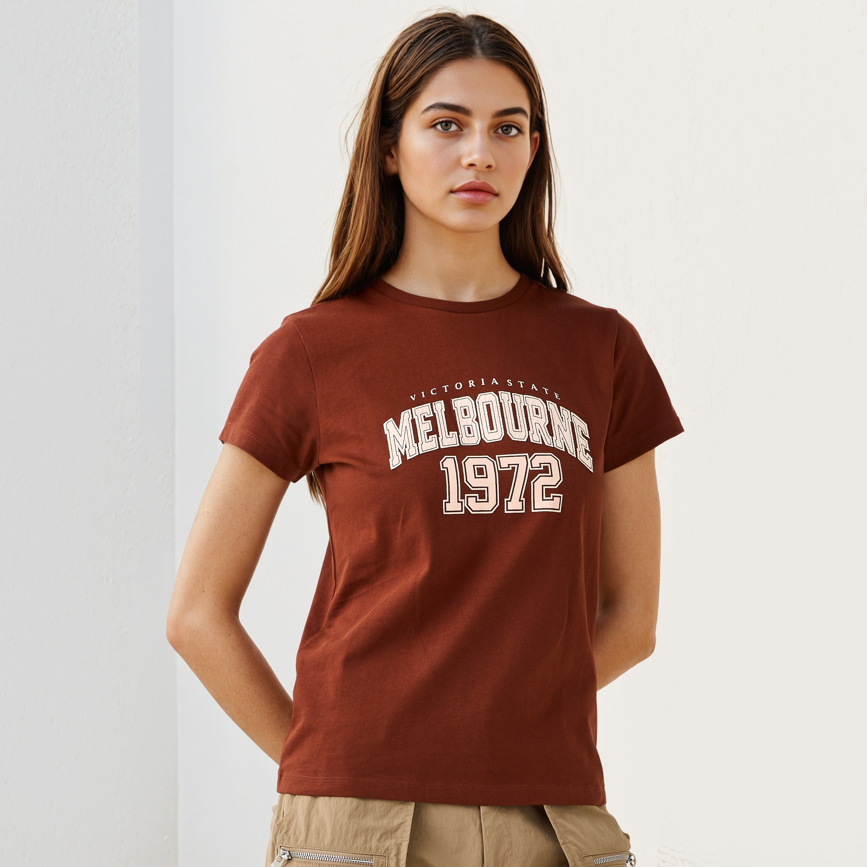 تيشيرت بياقة ضيقة وطبعات جرافيك-women-clothing-tshirts-image-1