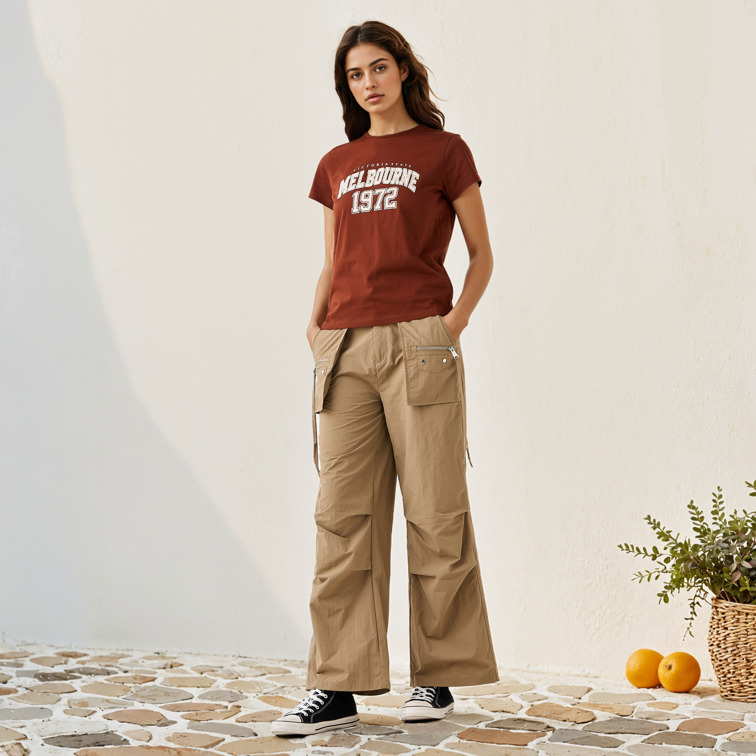 تيشيرت بياقة ضيقة وطبعات جرافيك-women-clothing-tshirts-image-2