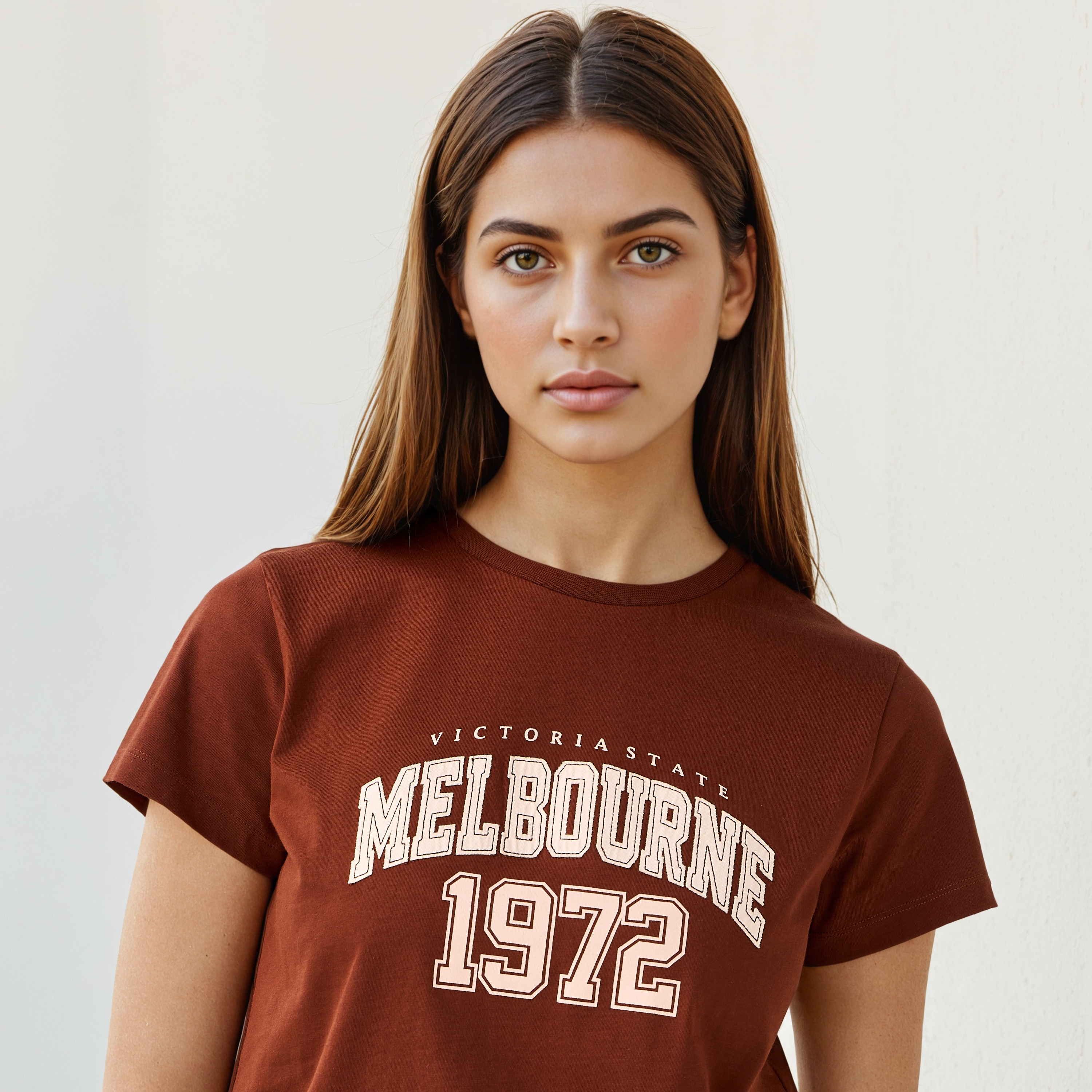 تيشيرت بياقة ضيقة وطبعات جرافيك-women-clothing-tshirts-image-4