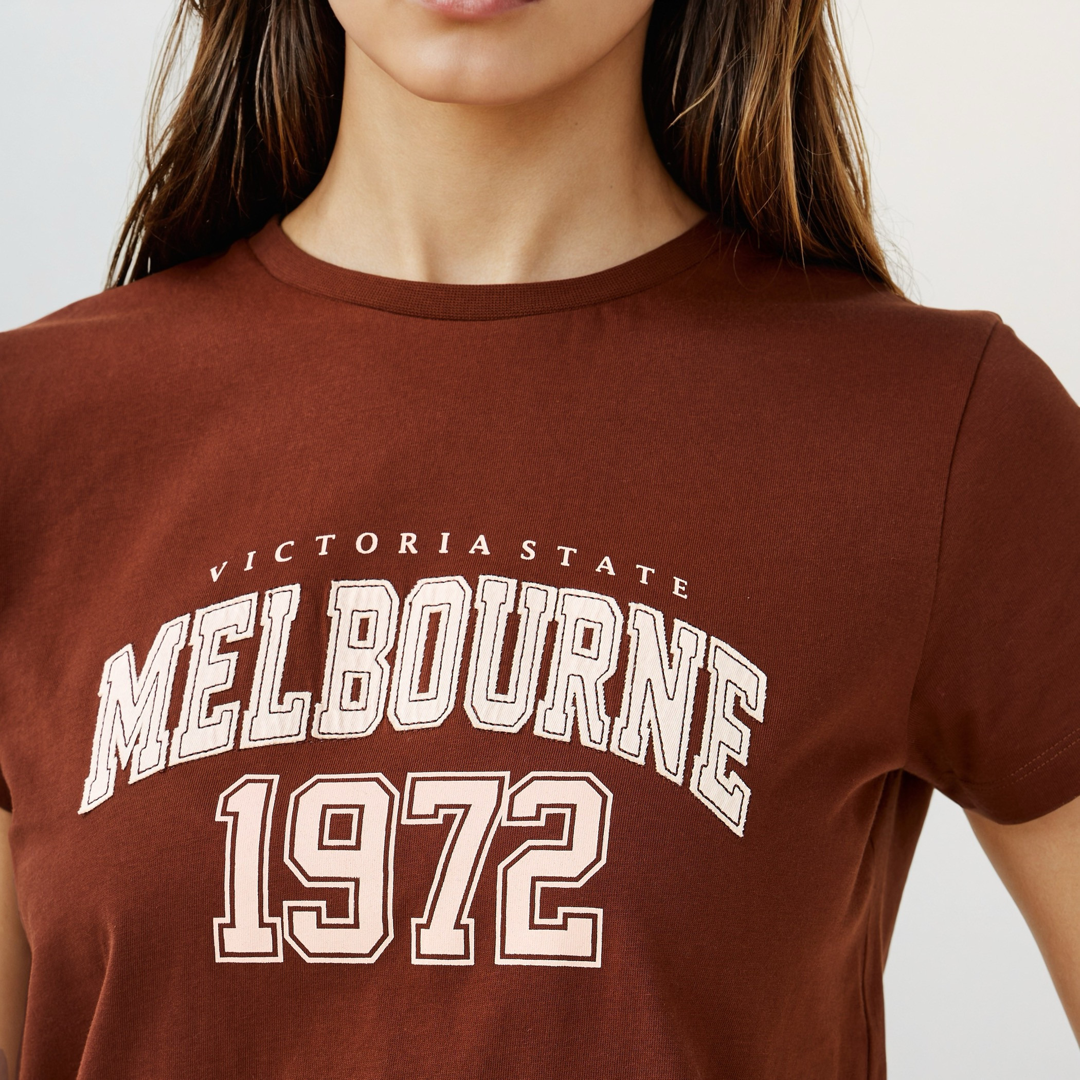 تيشيرت بياقة ضيقة وطبعات جرافيك-women-clothing-tshirts-image-5