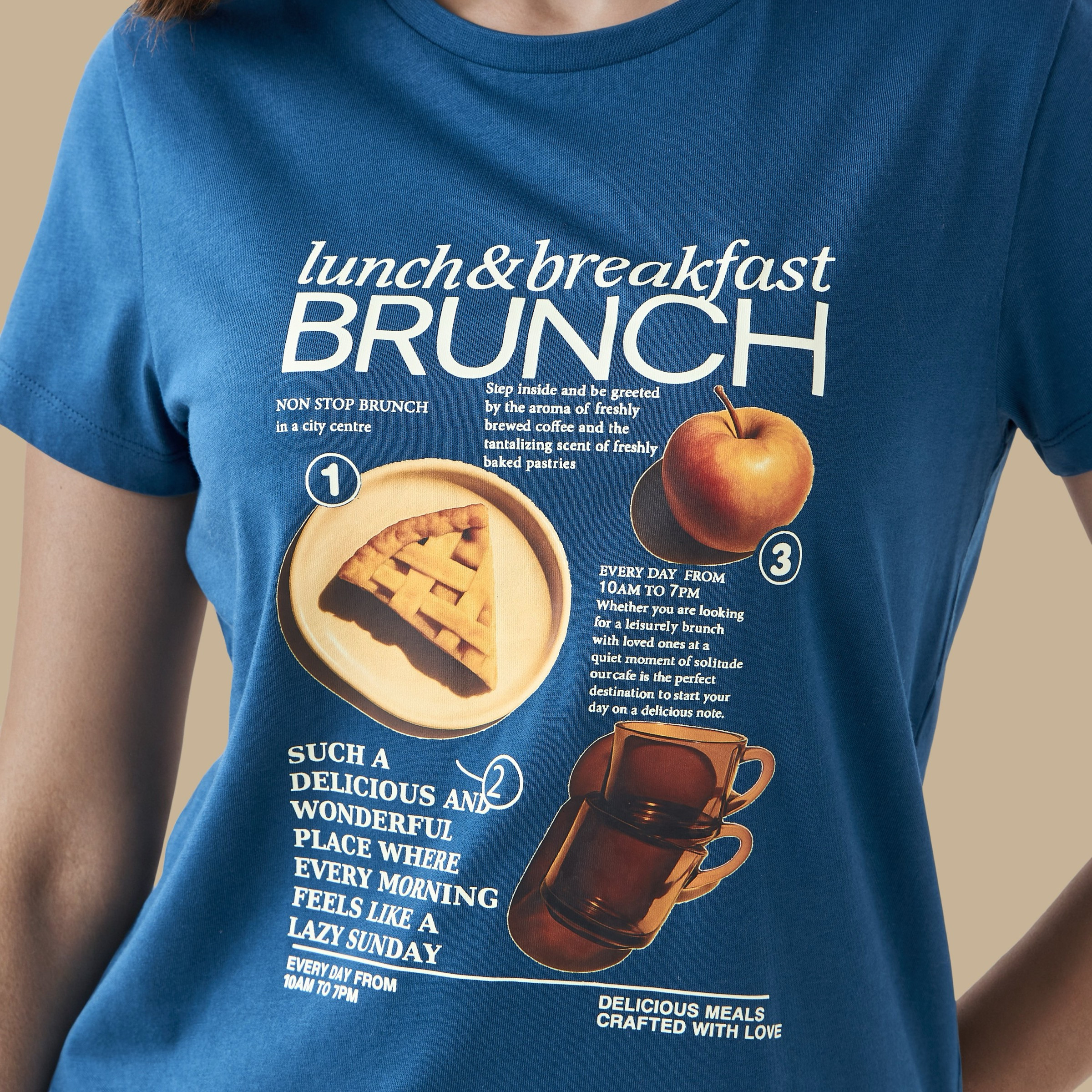 تيشيرت قطن بقصّة عادية وطبعات جرافيك-women-clothing-tshirts-image-4