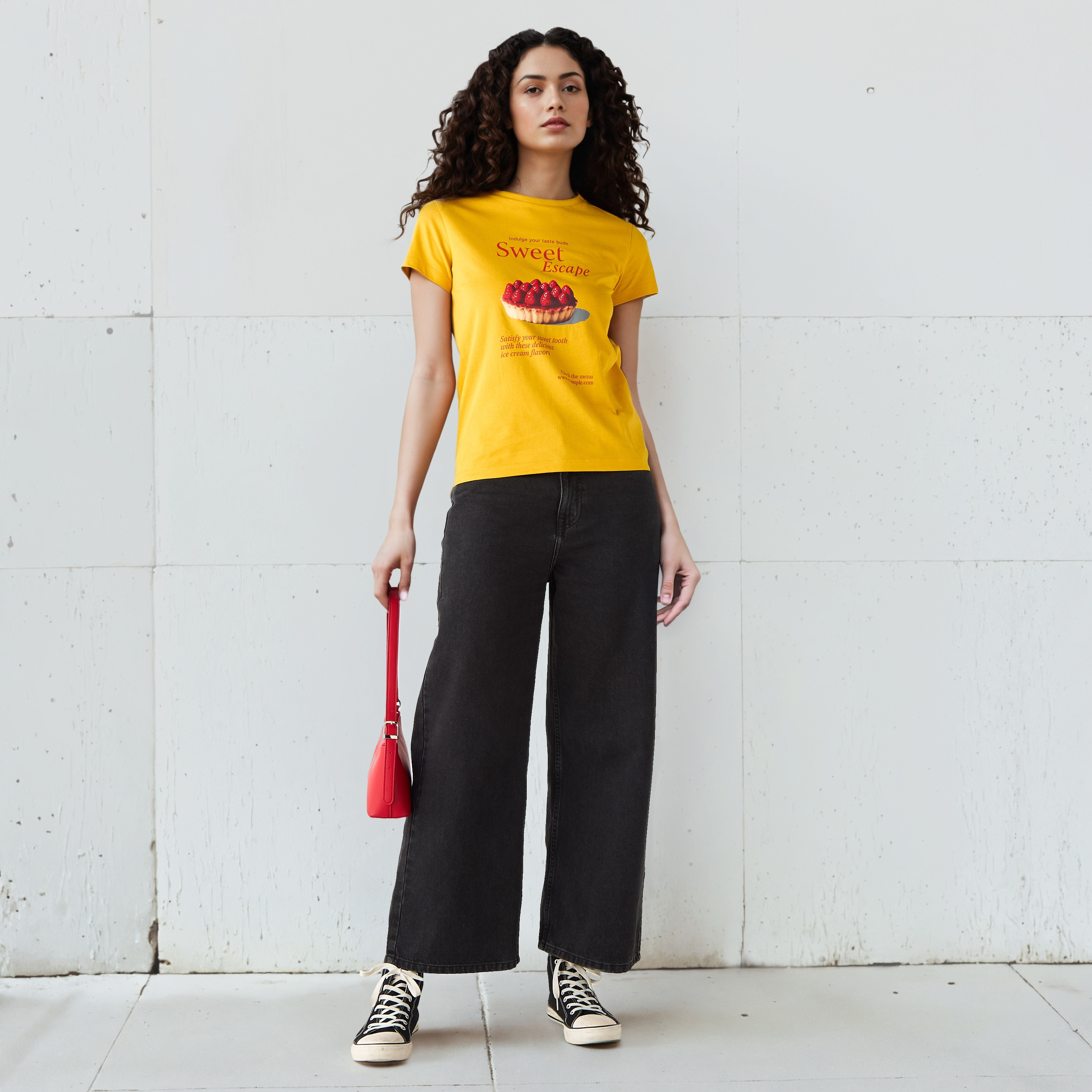 تيشيرت قطن بقصّة عادية وطبعات جرافيك-women-clothing-tshirts-image-2