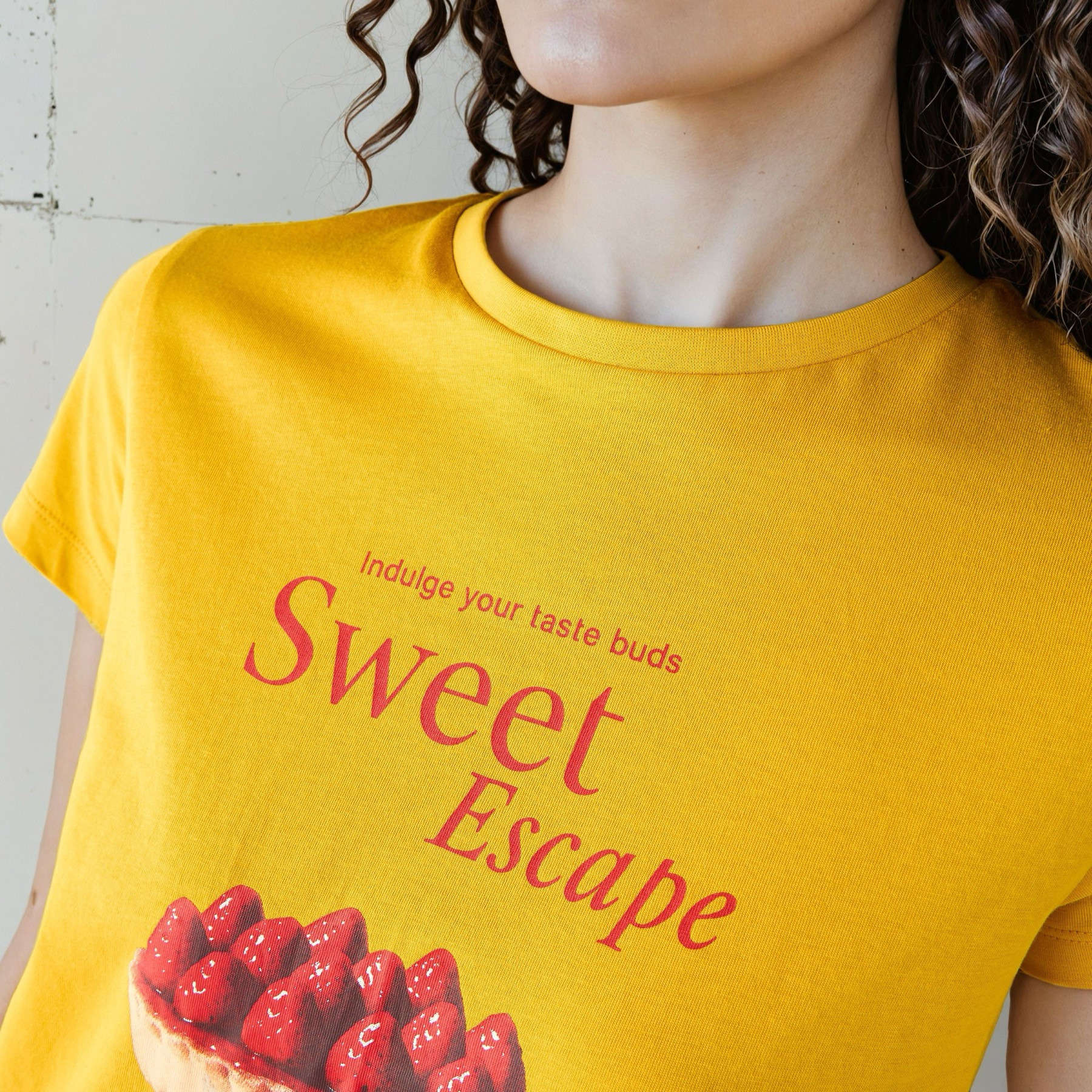 تيشيرت قطن بقصّة عادية وطبعات جرافيك-women-clothing-tshirts-image-3