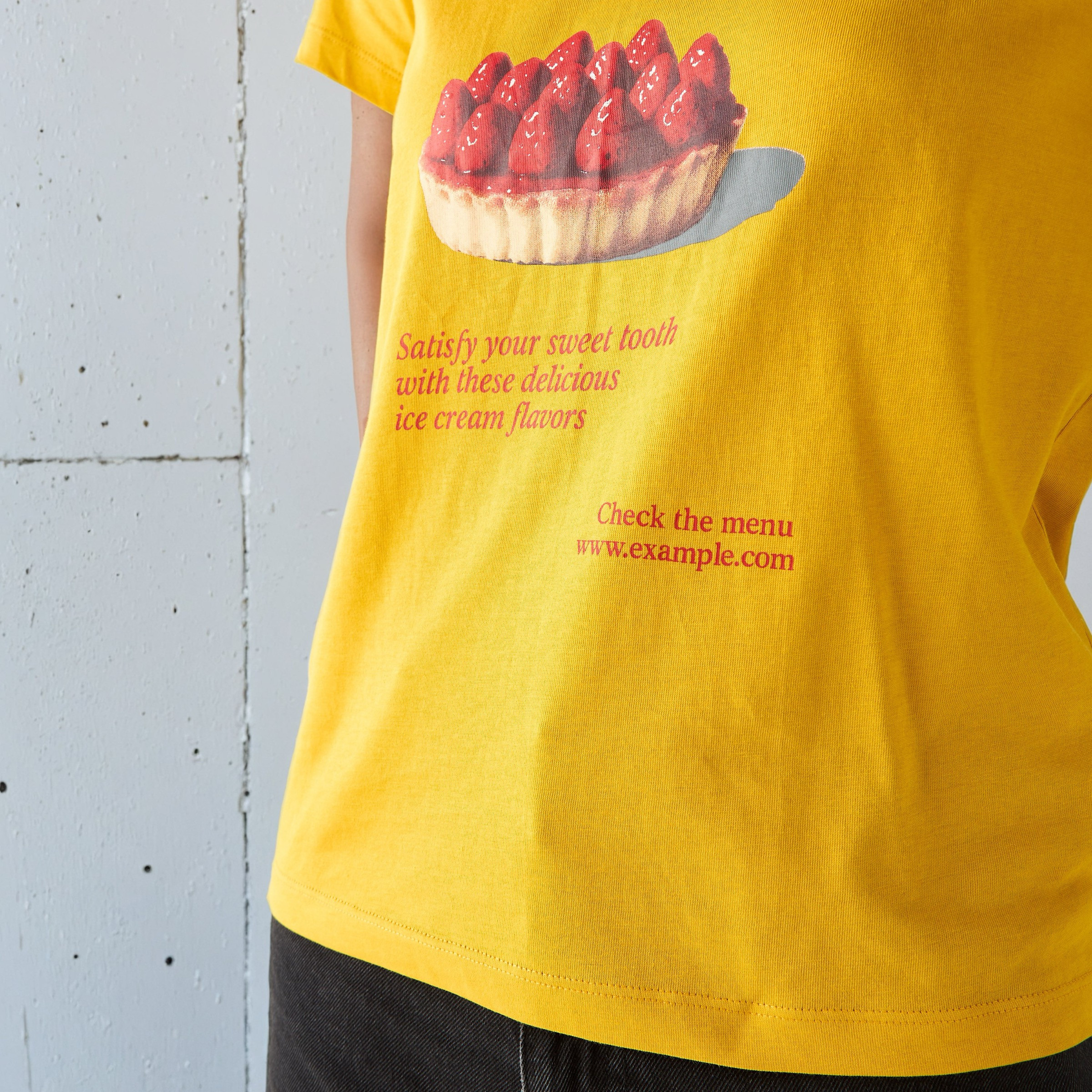 تيشيرت قطن بقصّة عادية وطبعات جرافيك-women-clothing-tshirts-image-5