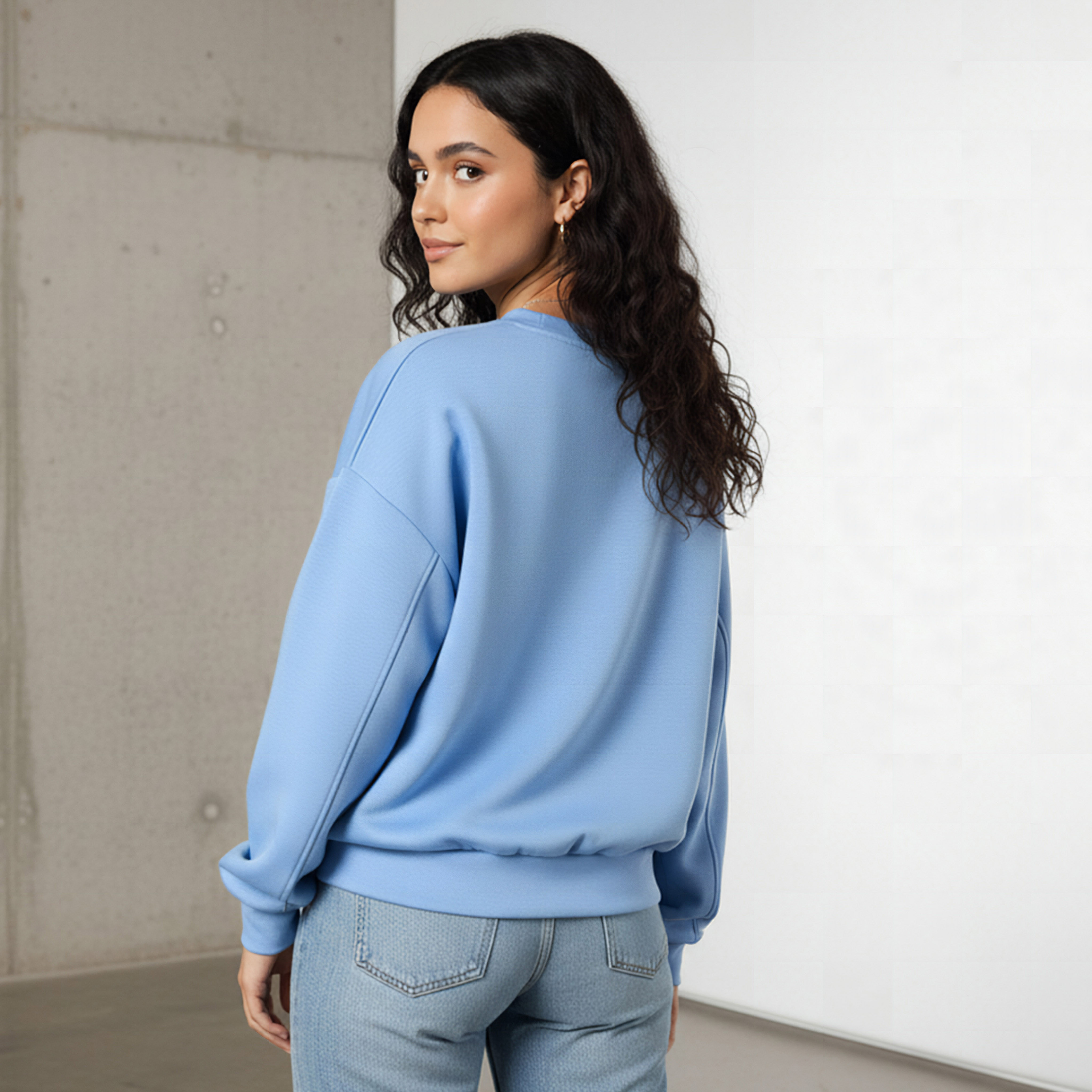 سويت شيرت بقصة عادية وطبعات شعار-women-winterwear-hoodiesandsweatshirts-sweatshirts-image-2