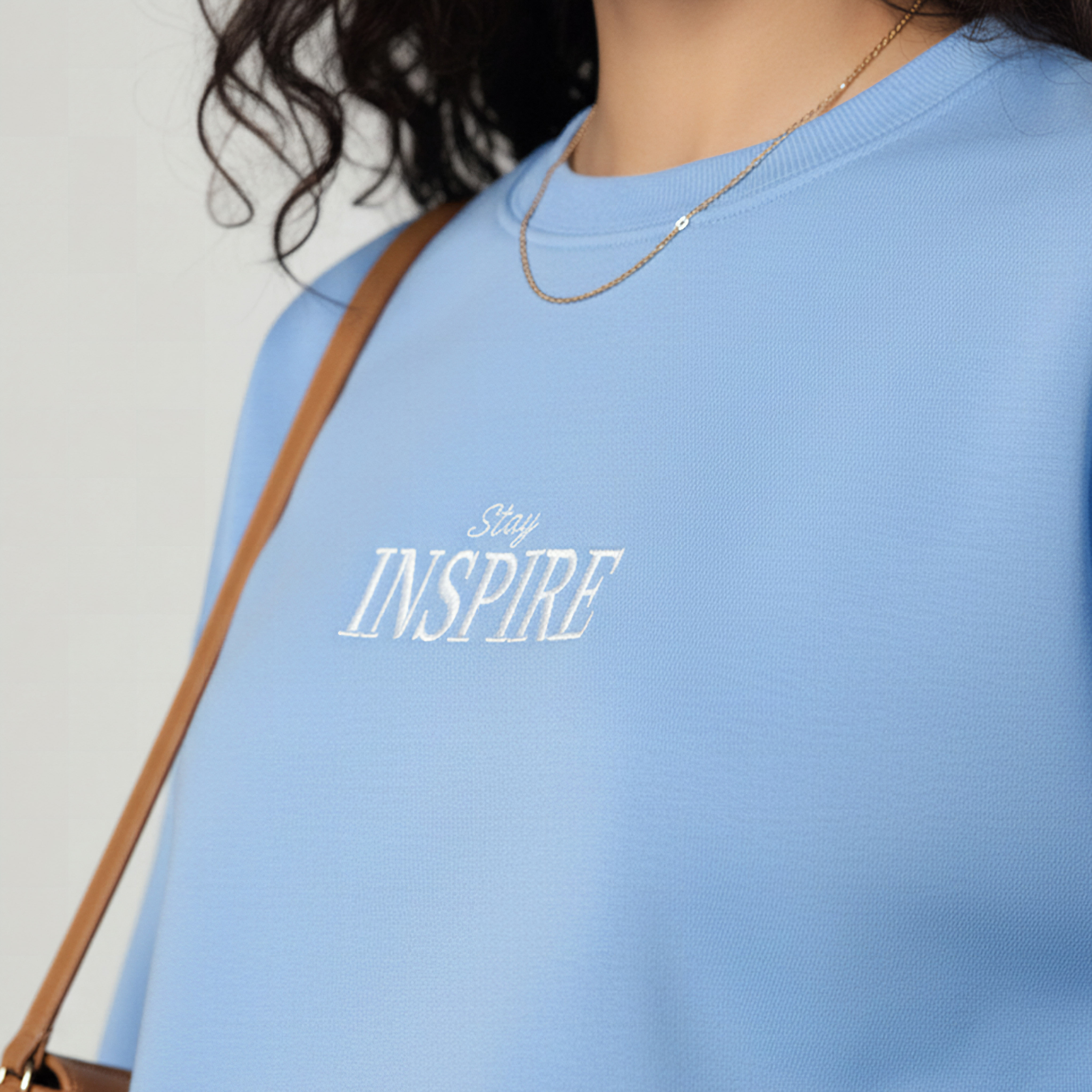 سويت شيرت بقصة عادية وطبعات شعار-women-winterwear-hoodiesandsweatshirts-sweatshirts-image-1