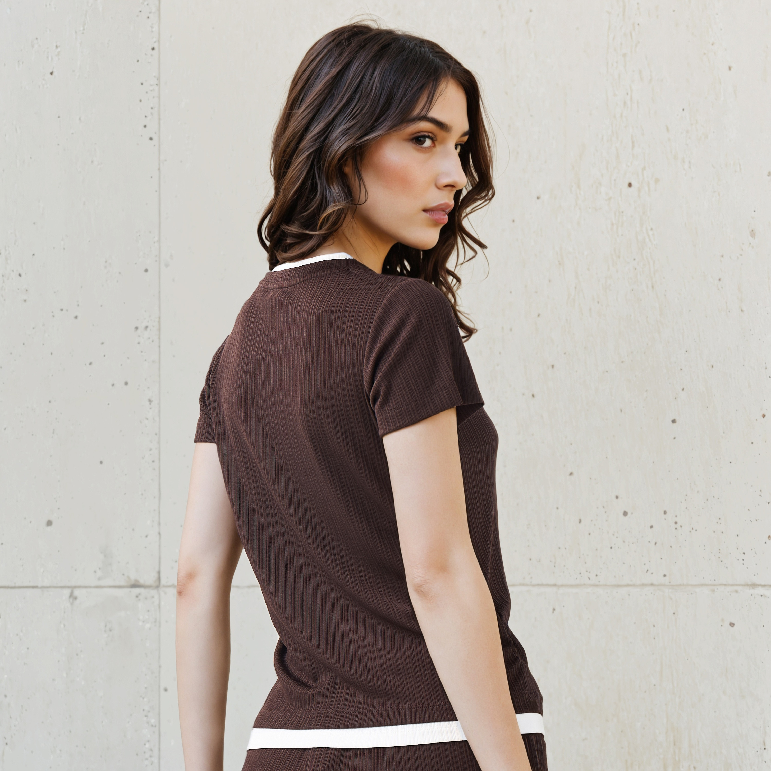 تيشيرت بقصة عادية من مزيج بوليستر وتفاصيل كشكش-women-clothing-tshirts-image-3