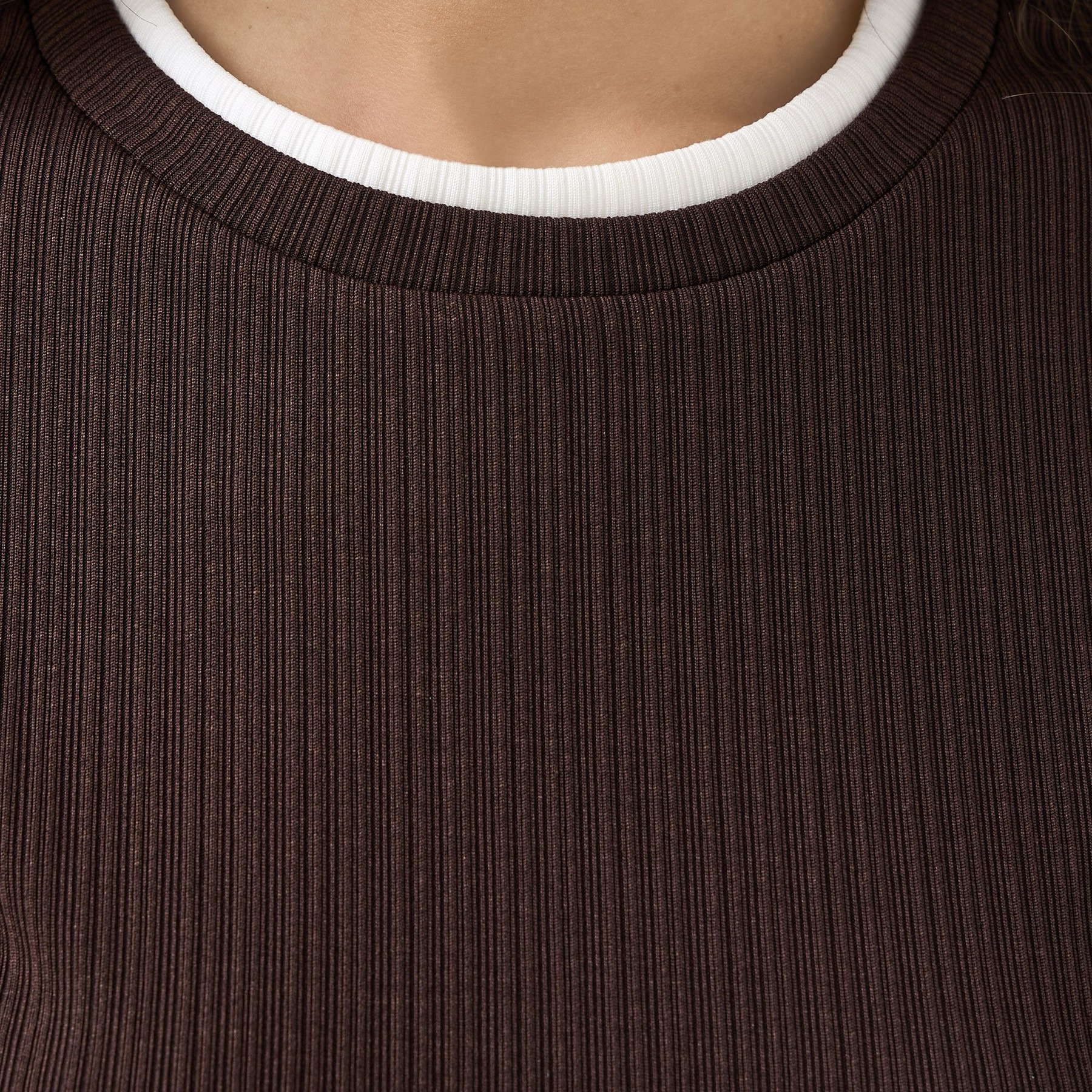 تيشيرت بقصة عادية من مزيج بوليستر وتفاصيل كشكش-women-clothing-tshirts-image-4