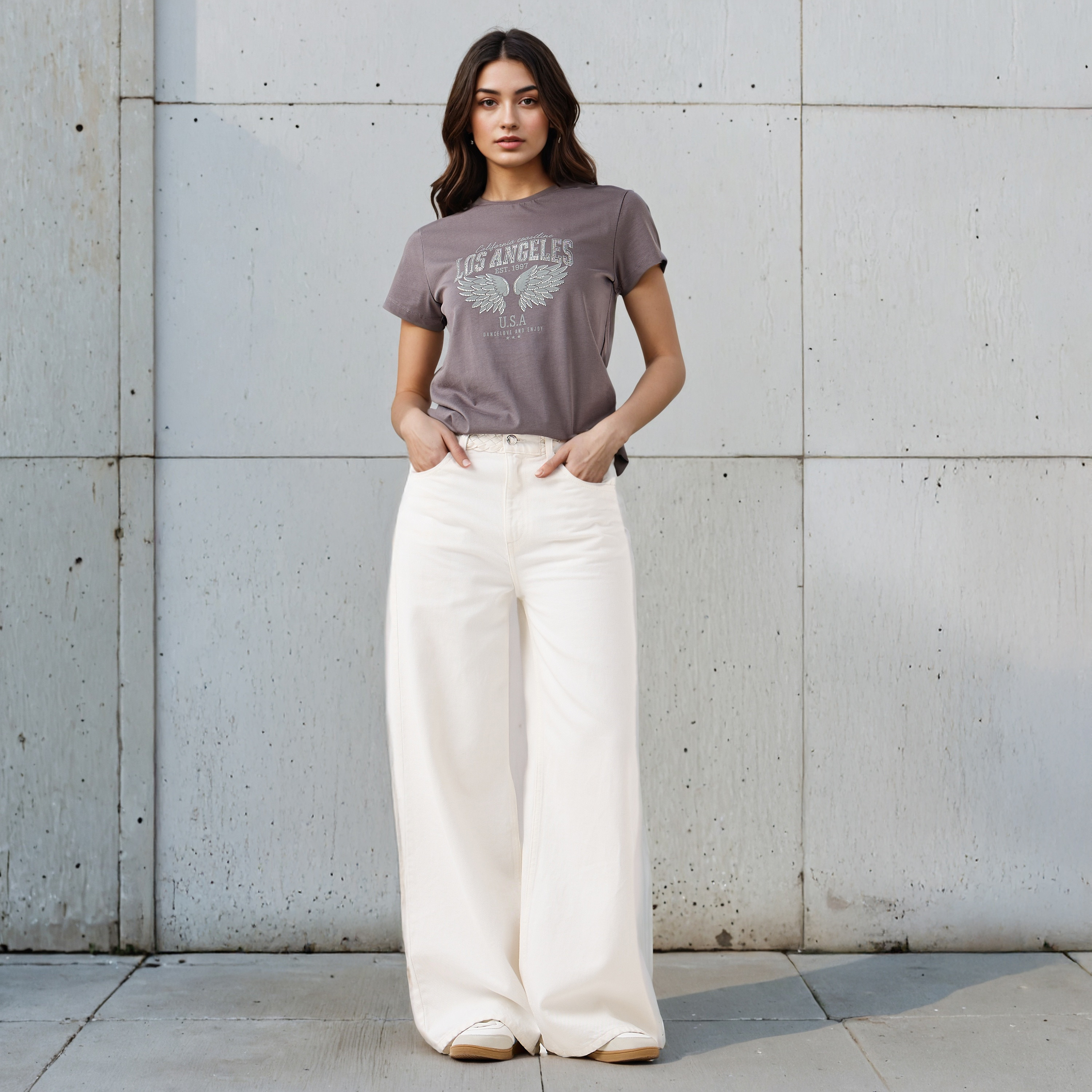 تيشيرت قطن بقصة عادية وطبعات جرافيك-women-clothing-tshirts-image-2