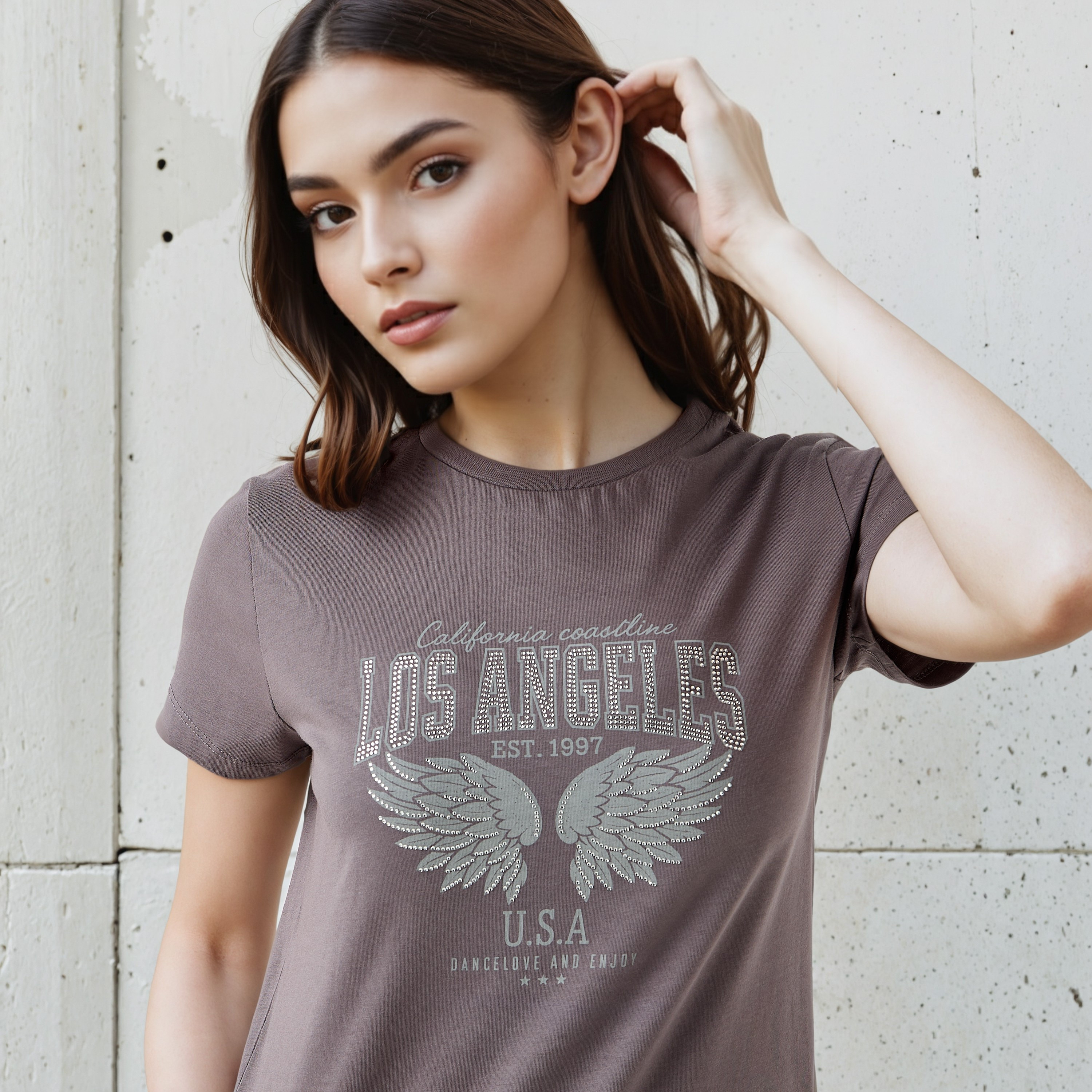 تيشيرت قطن بقصة عادية وطبعات جرافيك-women-clothing-tshirts-image-4