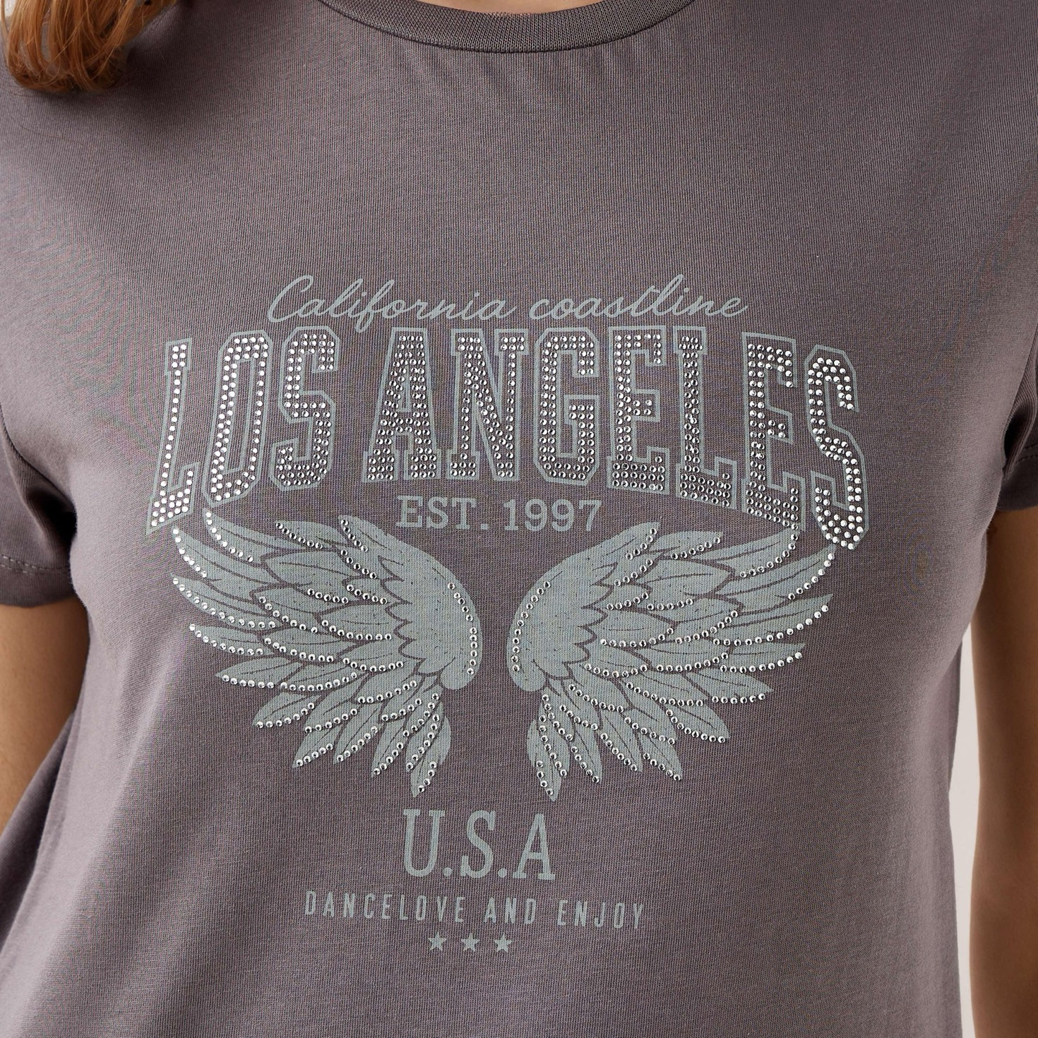 تيشيرت قطن بقصة عادية وطبعات جرافيك-women-clothing-tshirts-image-5