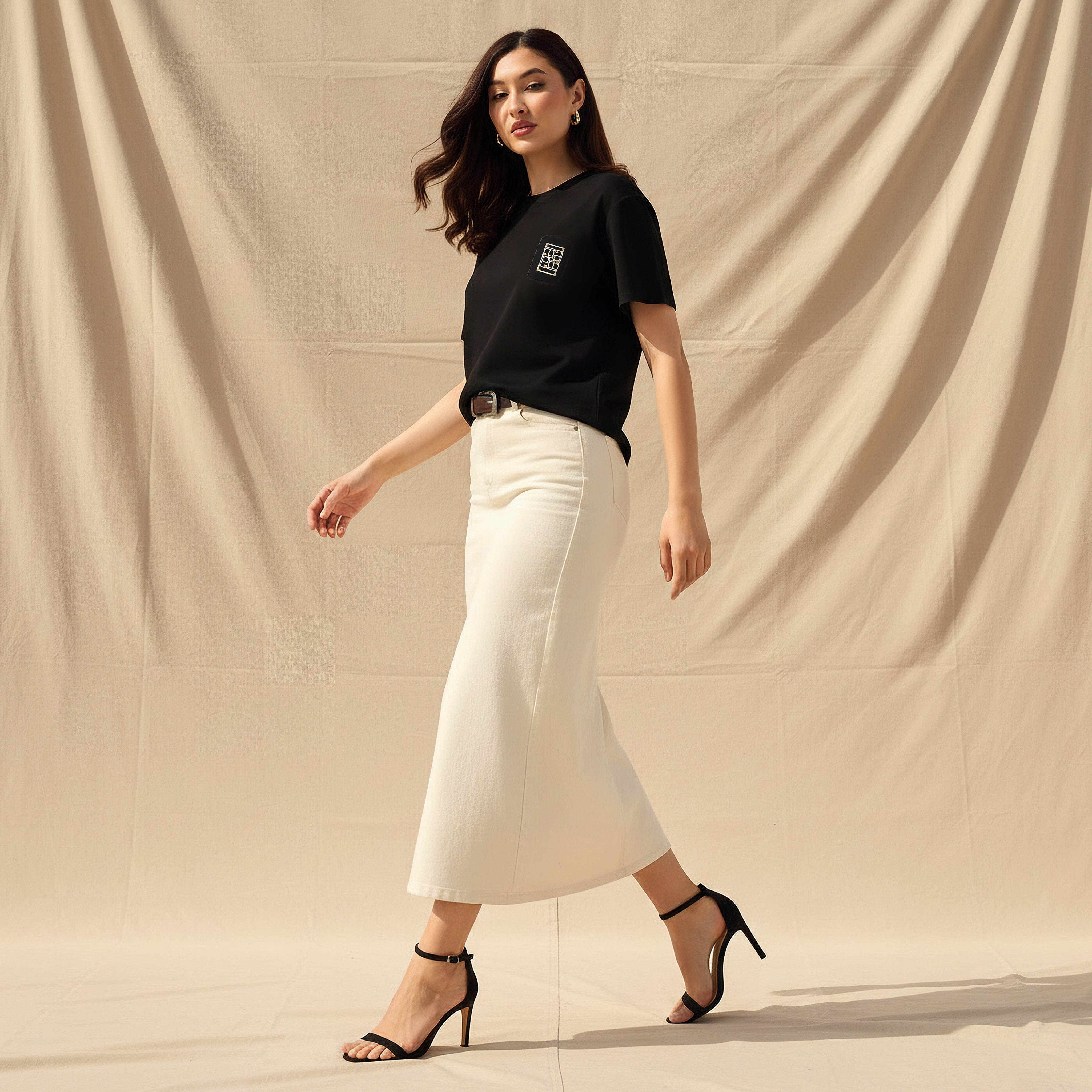 تيشيرت بقصة عادية وتفاصيل زخارف معدن-women-clothing-tshirts-image-2