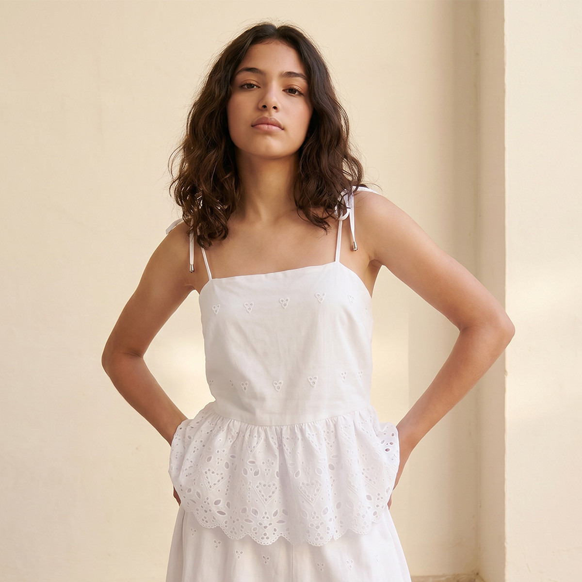 بلوزة قطن بقصة وتصميم بيبلوم مع تطريز شيفلي للشباب-women-clothing-shirtsandblouses-blouses-image-1