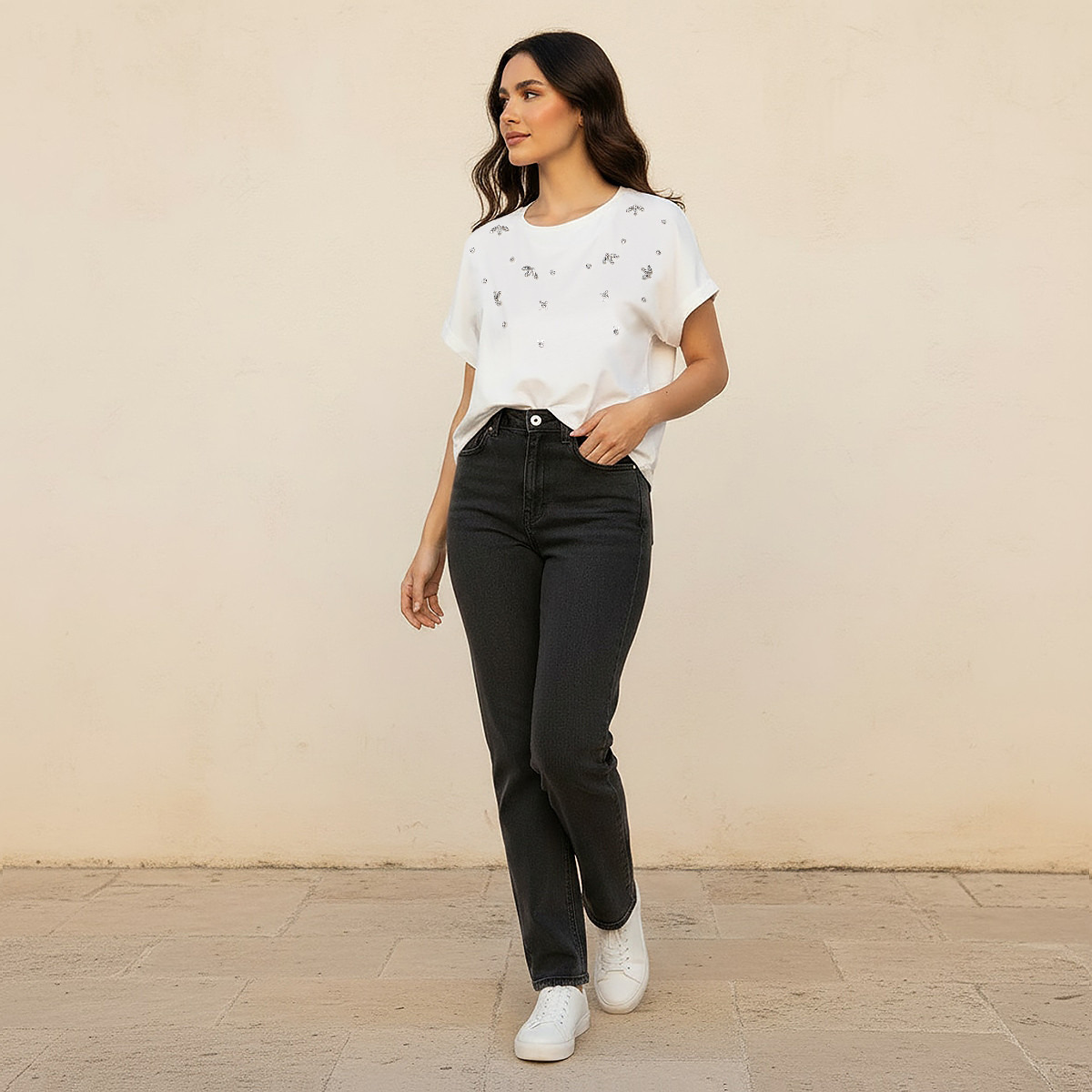 تيشيرت قطن بقصة عادية وتفاصيل زينة-women-clothing-tshirts-image-3