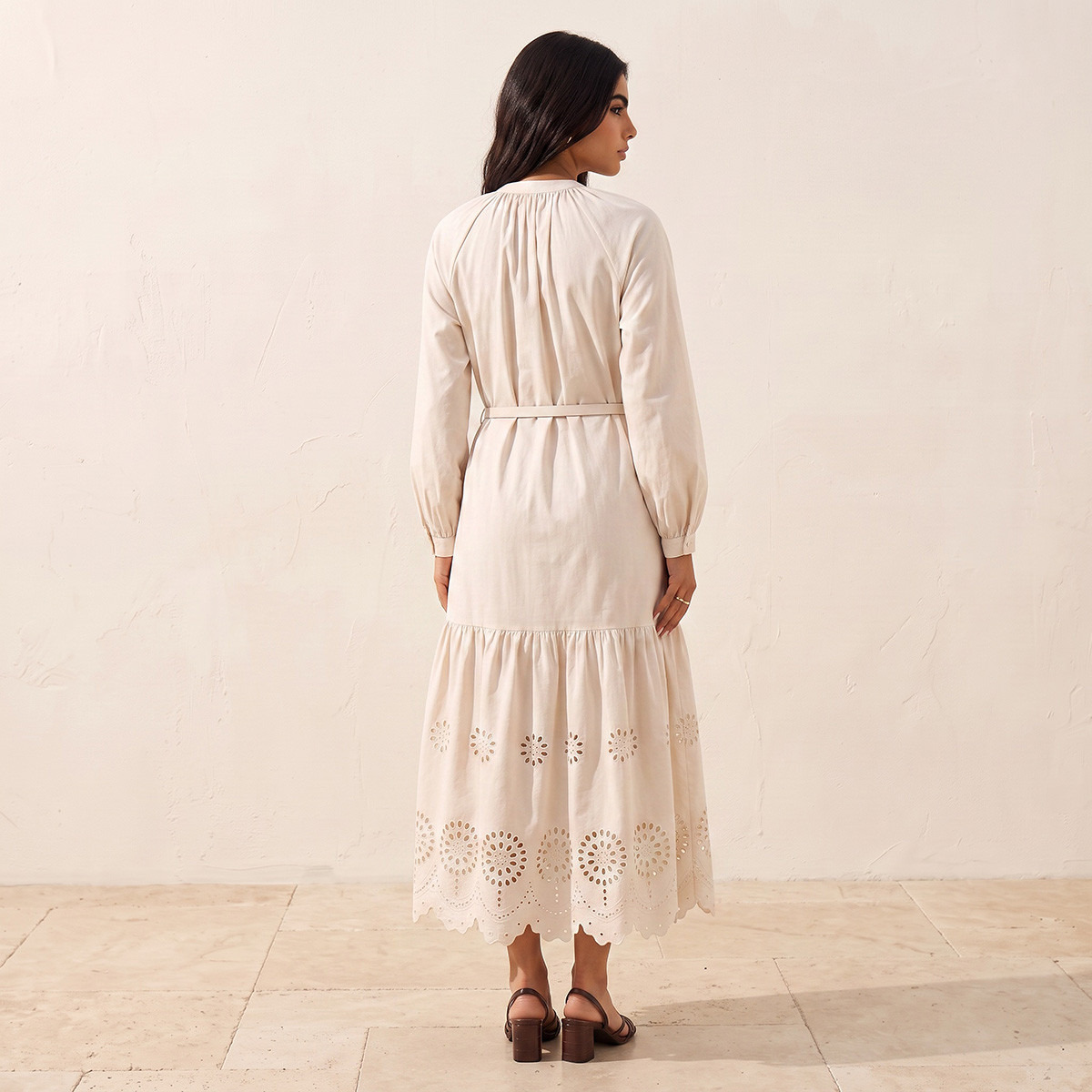 فستان قطني بقصة A مع تطريز مفرغ وحزام من سبلاش يوث-women-clothing-dresses-image-2