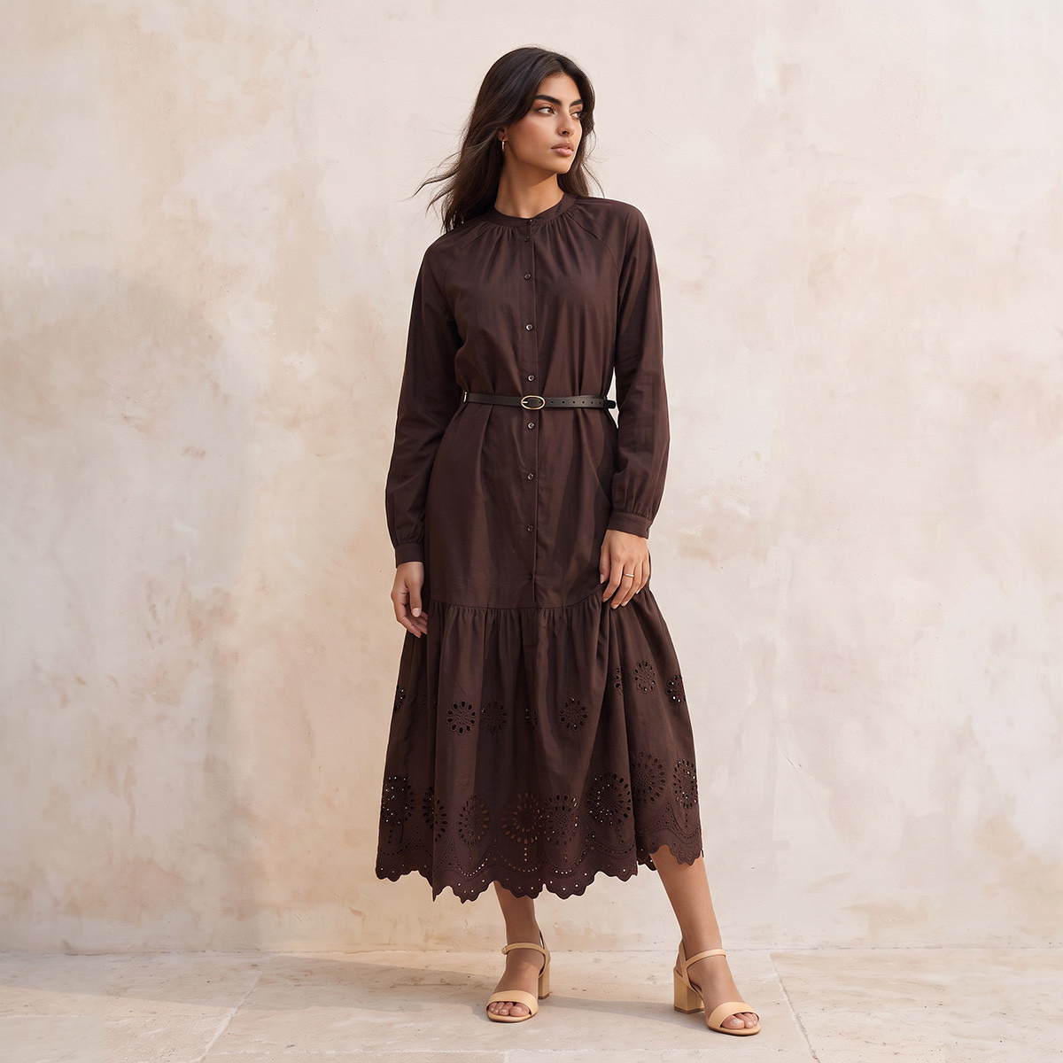 فستان قطني بقصة A مع تطريز مفرغ وحزام من سبلاش يوث-women-clothing-dresses-image-3