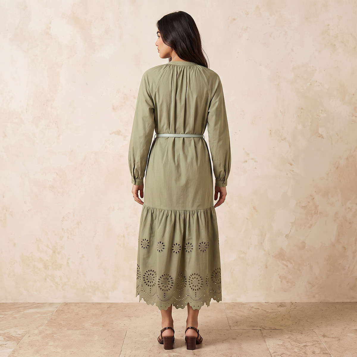فستان قطني بقصة A مع تطريز مفرغ وحزام من سبلاش يوث-women-clothing-dresses-image-2