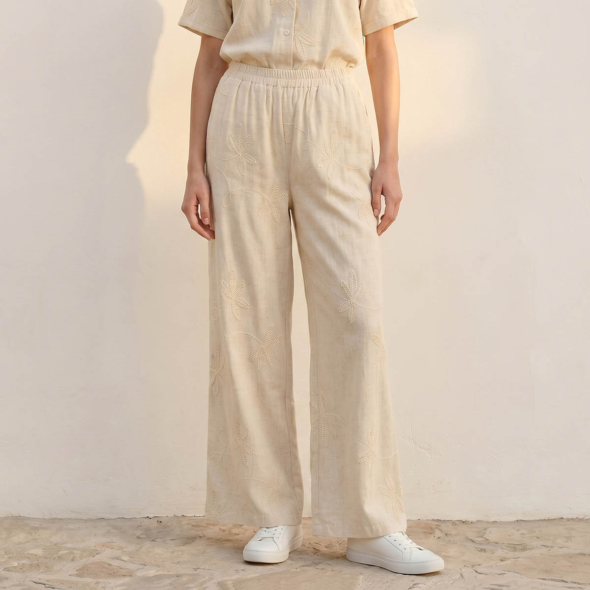 بنطلون مطرز واسع الساقين بخصر متوسط الارتفاع يوث من سبلاش-women-clothing-trousers-image-1