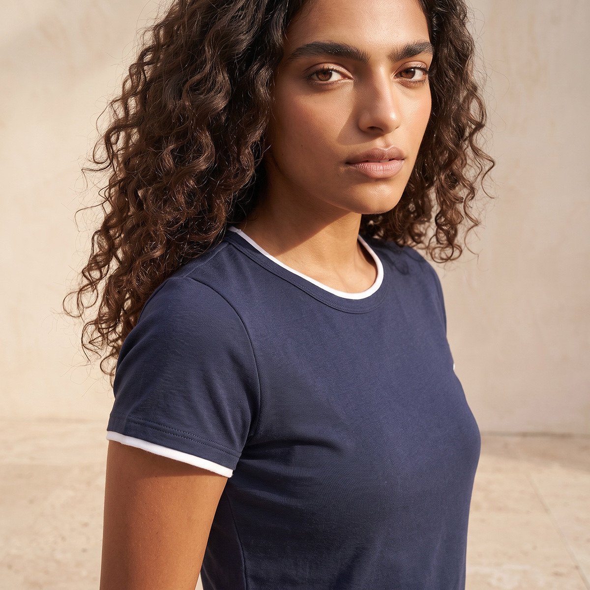 تيشيرت بقصة سليم وحواف متباينة من سبلاش يوث-women-clothing-tshirts-image-4