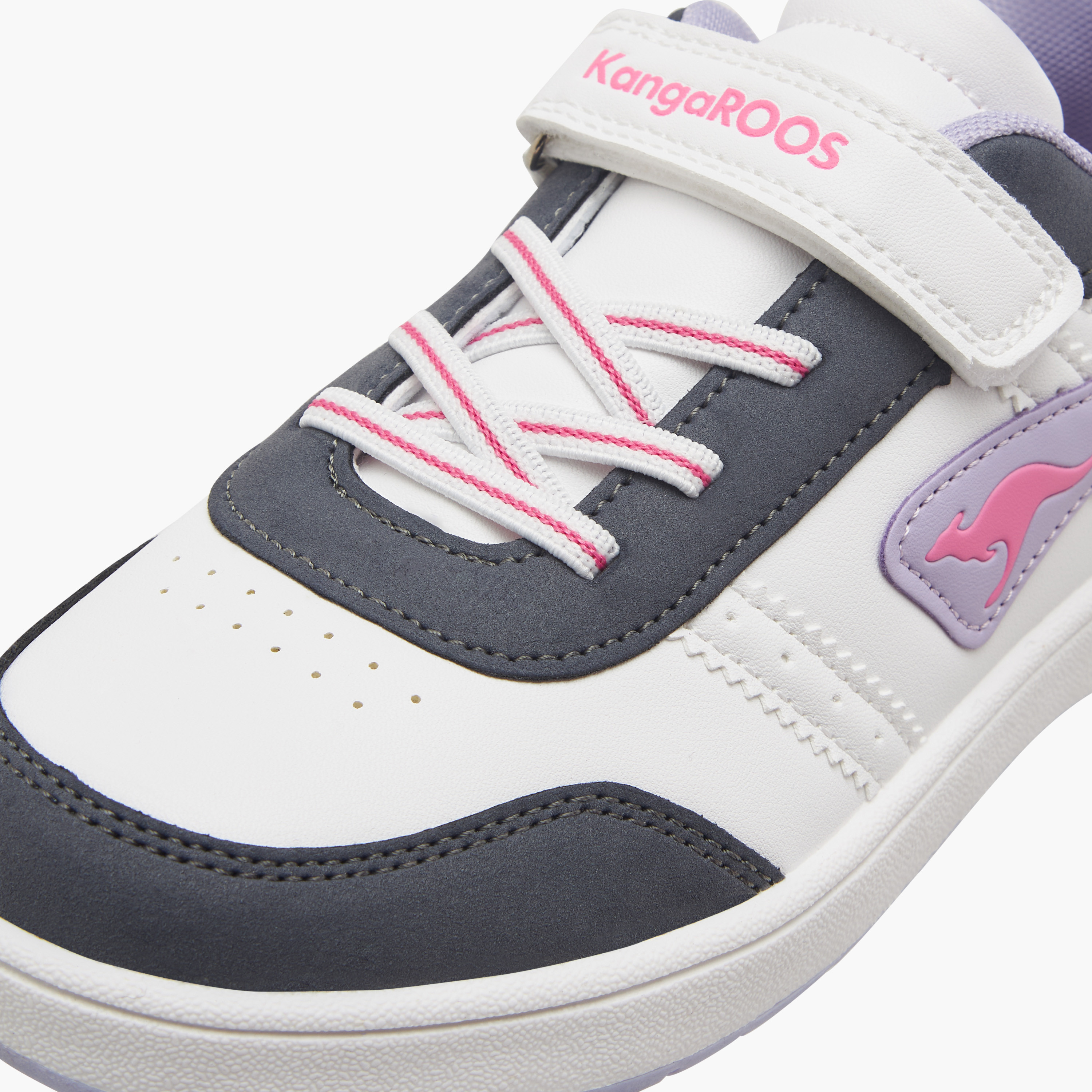حذاء سنيكرز بشريط إغلاق لاصق وشعار للبنات من كانجاروز-girls-shoes-sneakers-image-5