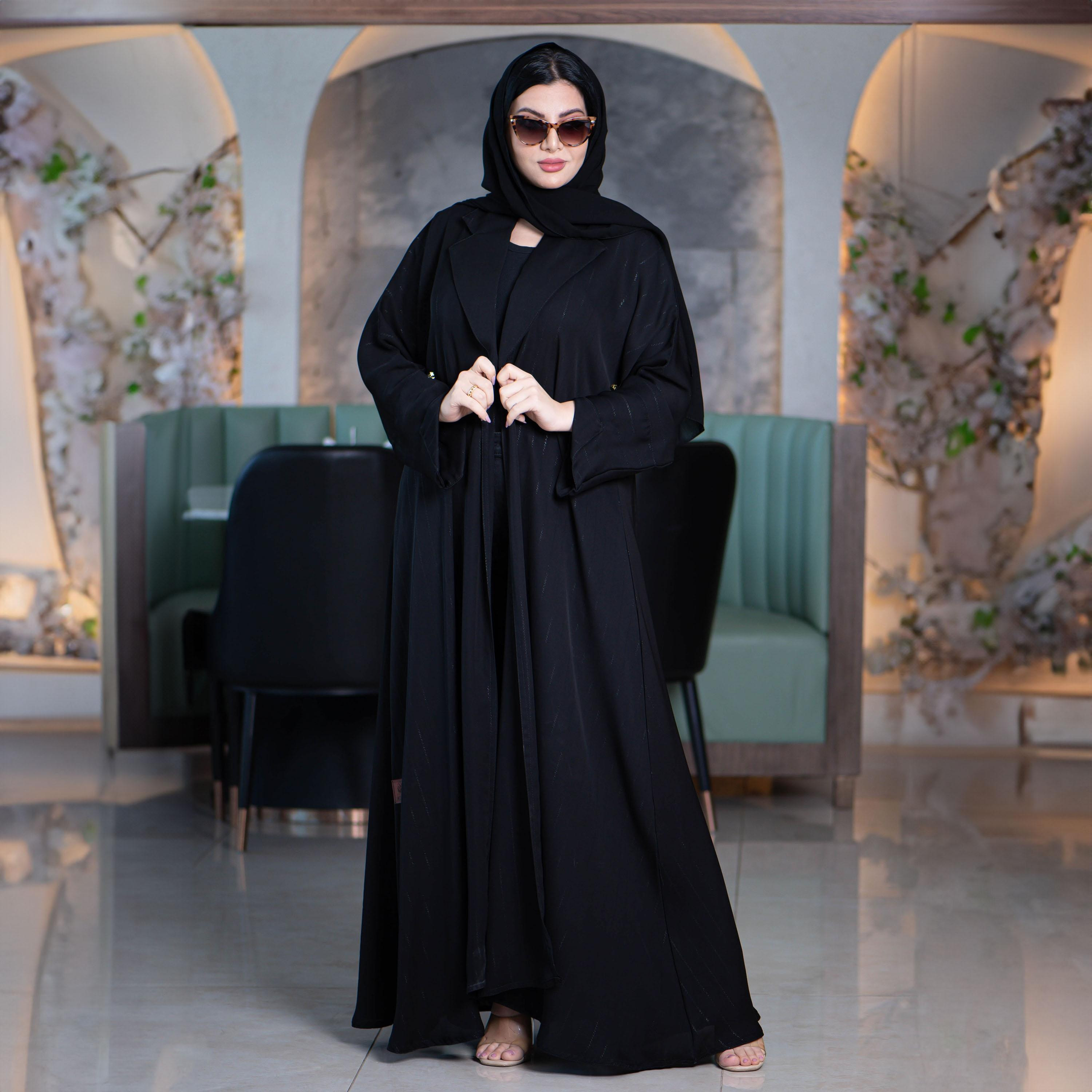 عباية زاهية مخططة ومبطنة بالخيط ذات فارمل وأكمام مفتوحة باللون الأسود مع طرحة-women-arabicclothing-abayas-image-1