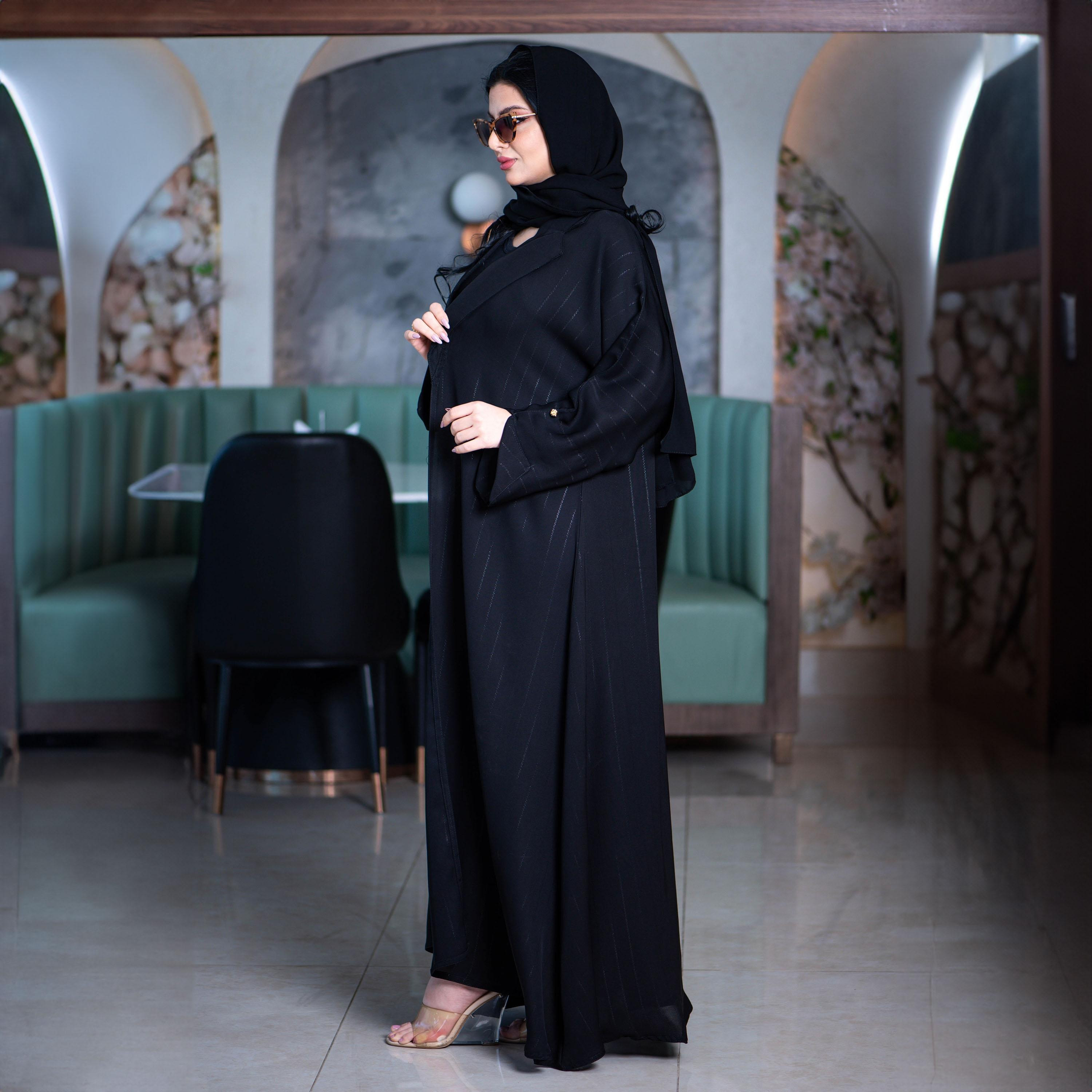عباية زاهية مخططة ومبطنة بالخيط ذات فارمل وأكمام مفتوحة باللون الأسود مع طرحة-women-arabicclothing-abayas-image-4