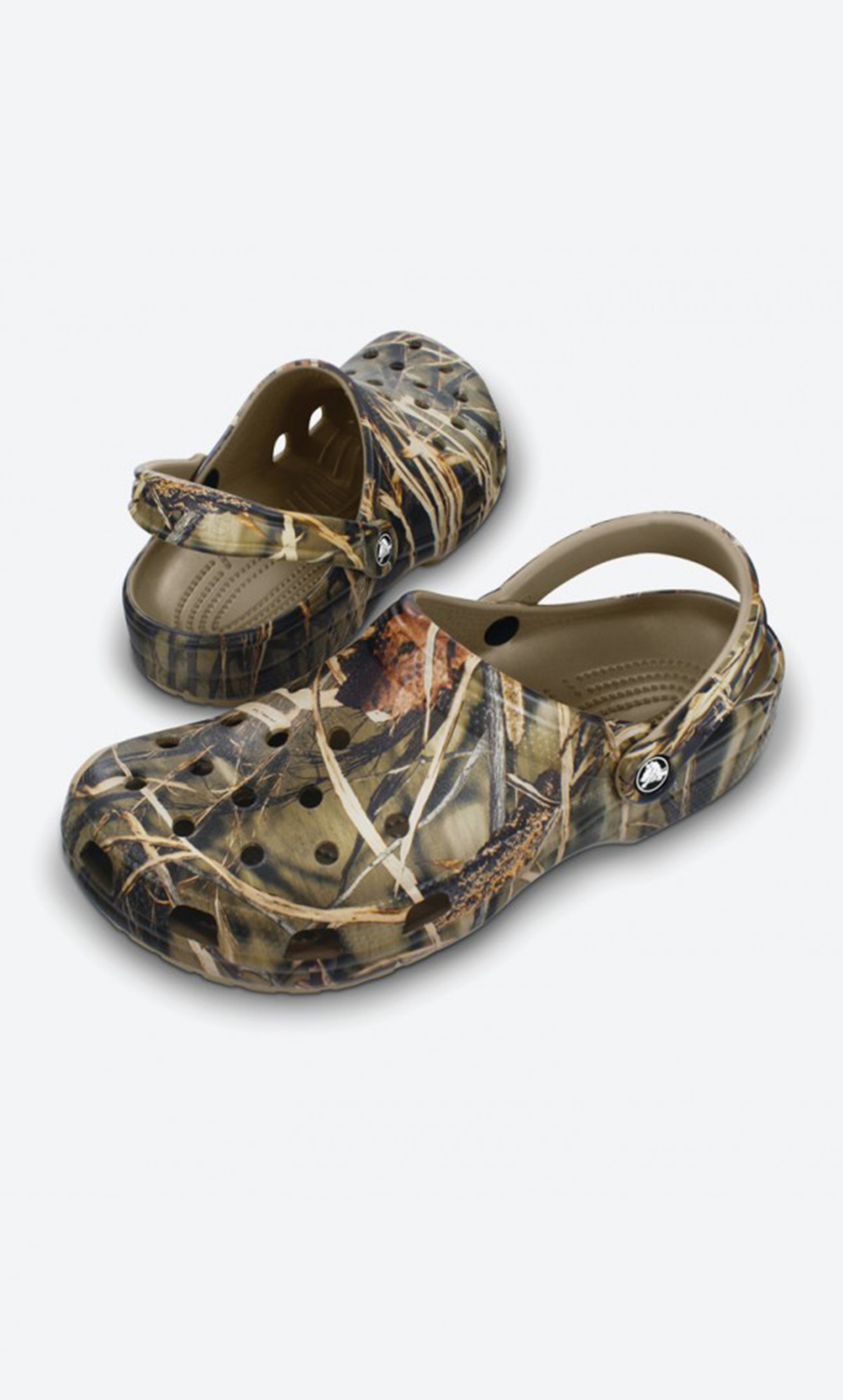 12132-260 قبقاب خلفي بحزام خلفي مطبوع للجنسين من كروكس بتفاصيل مقصوصة-women-shoes-sandals-flats-image-1