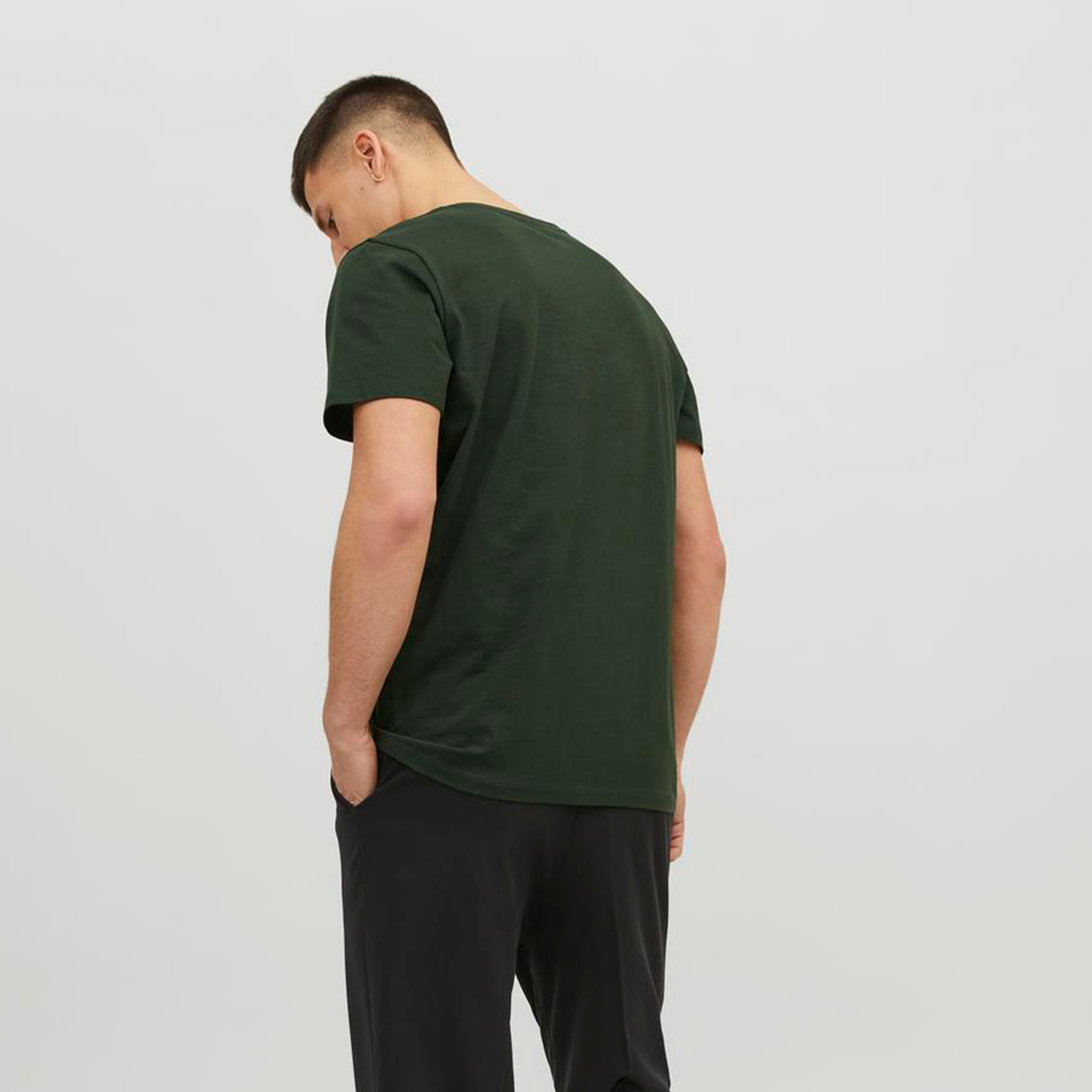 تي شيرت من جاك آند جونز مع شعار بأكمام قصيرة و ياقة مستديرة-men-clothing-tshirtsandpolos-tshirts-image-4