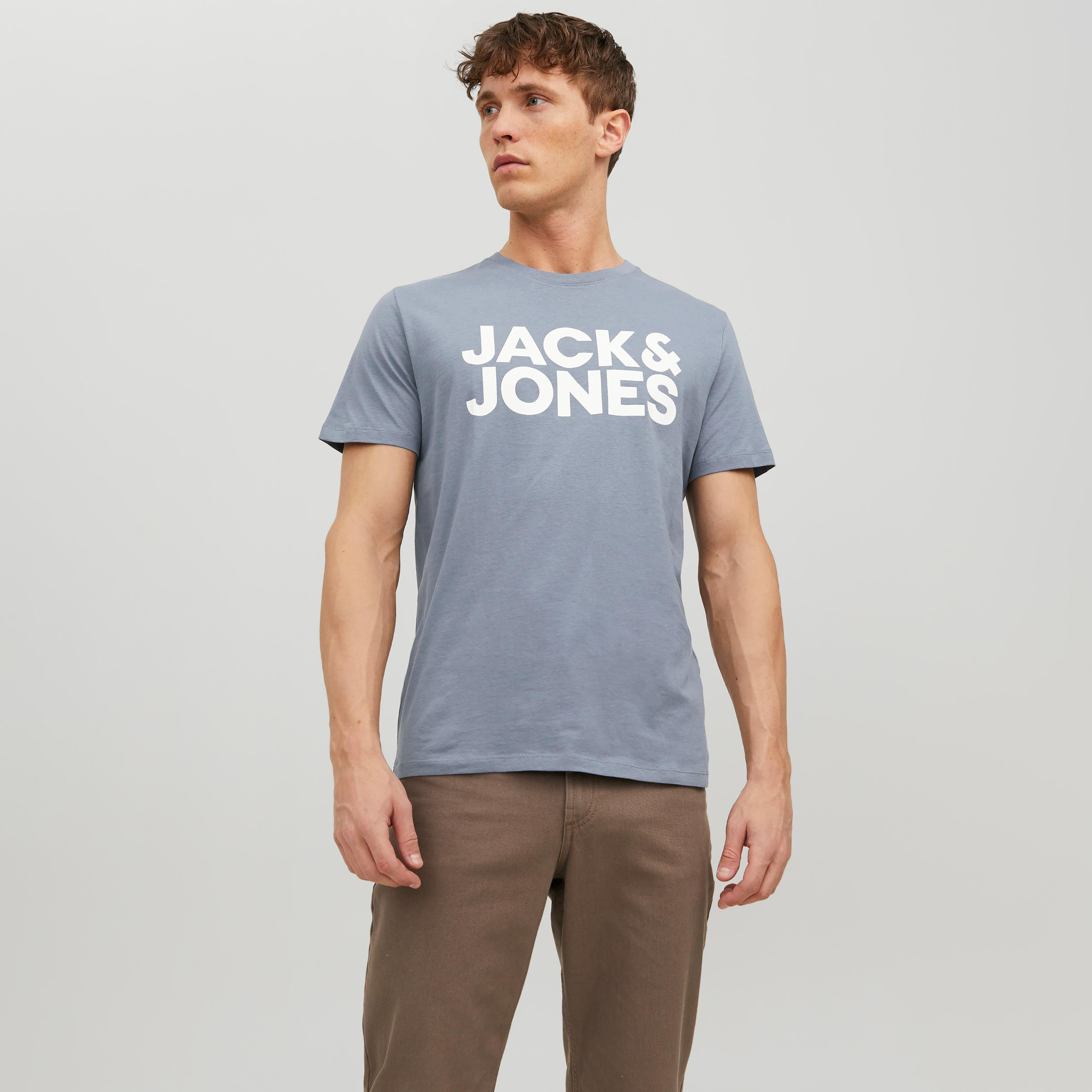 تي شيرت من جاك آند جونز مع شعار بأكمام قصيرة و ياقة مستديرة-men-clothing-tshirtsandpolos-tshirts-image-1