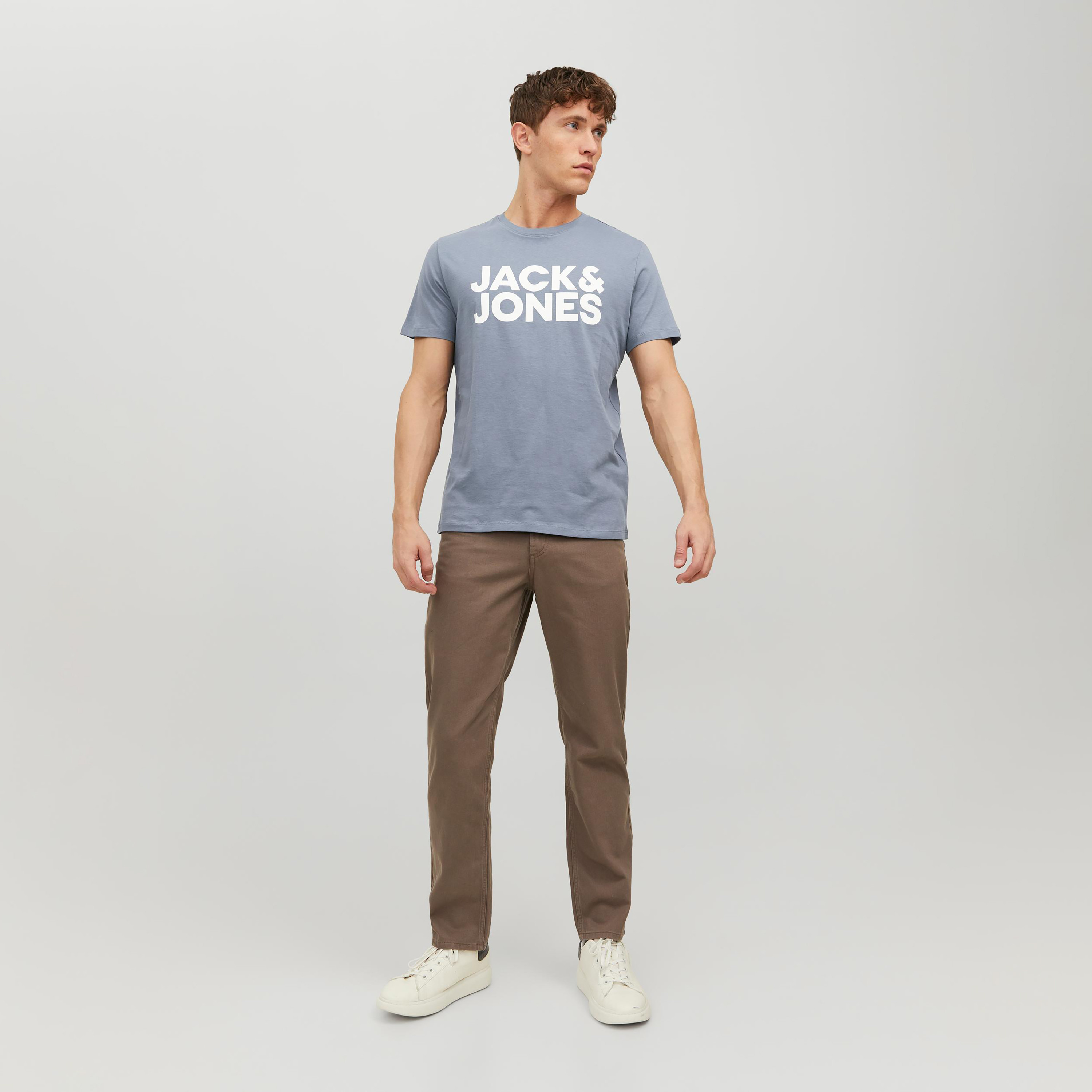 تي شيرت من جاك آند جونز مع شعار بأكمام قصيرة و ياقة مستديرة-men-clothing-tshirtsandpolos-tshirts-image-2